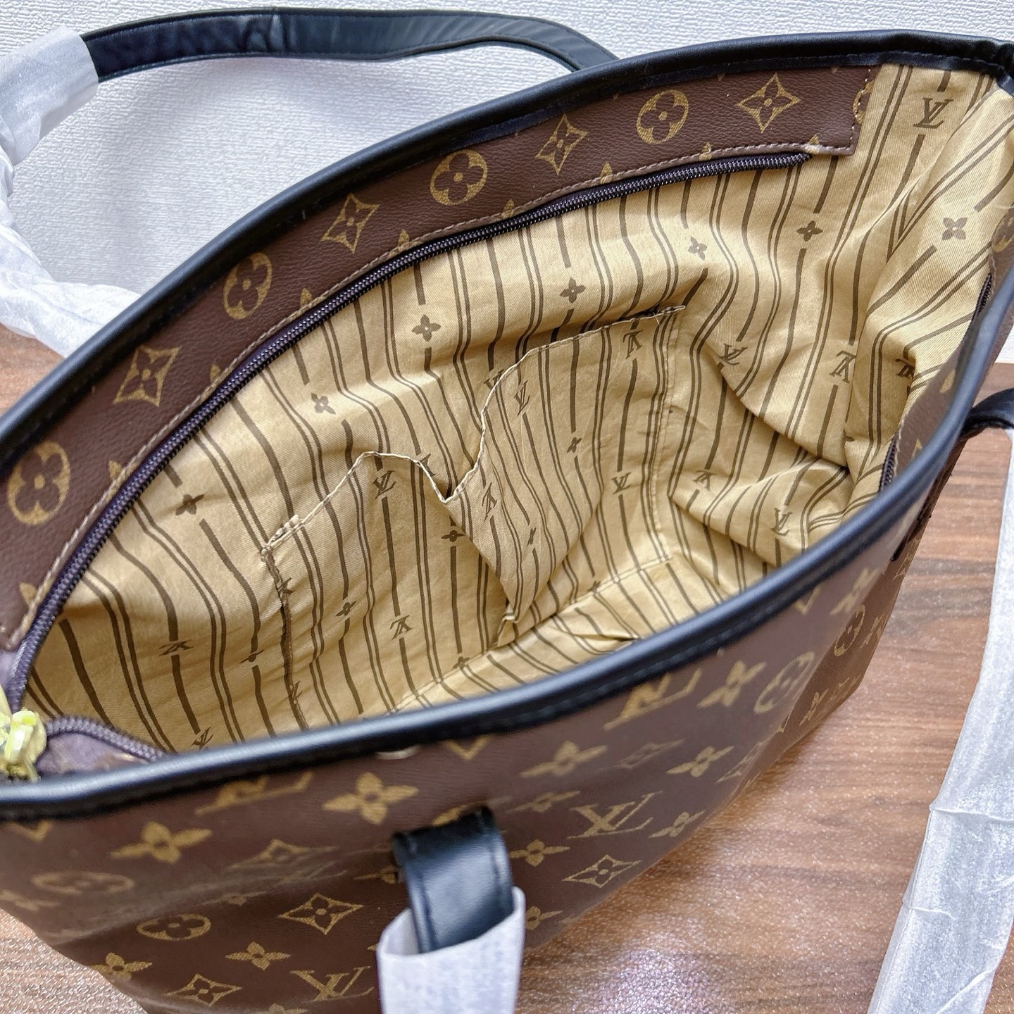P200
三件套 lv
购物袋+铆钉链条包+钱包 3件套组合

尺寸：大42x30cm，中19x12cm，小15x9cm.
