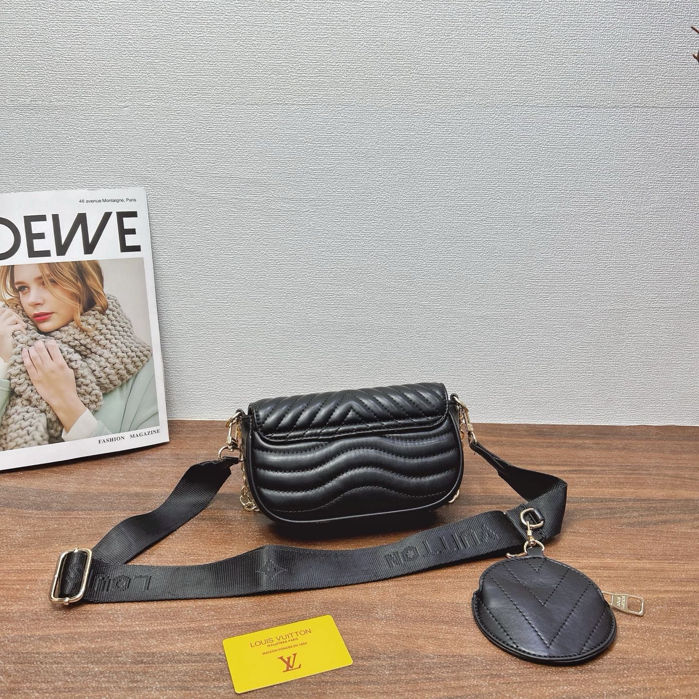 P200
三件套 lv
购物袋+铆钉链条包+钱包 3件套组合

尺寸：大42x30cm，中19x12cm，小15x9cm.