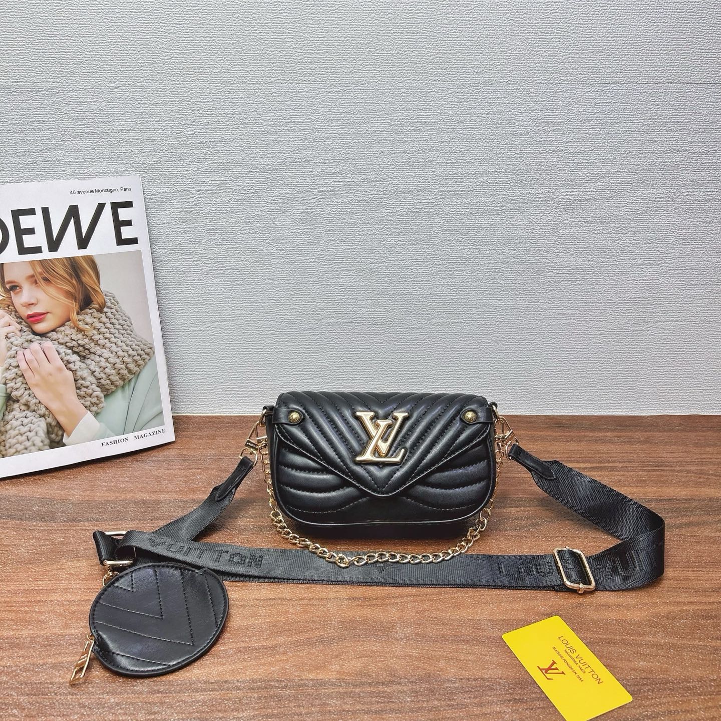 P200
三件套 lv
购物袋+铆钉链条包+钱包 3件套组合

尺寸：大42x30cm，中19x12cm，小15x9cm.