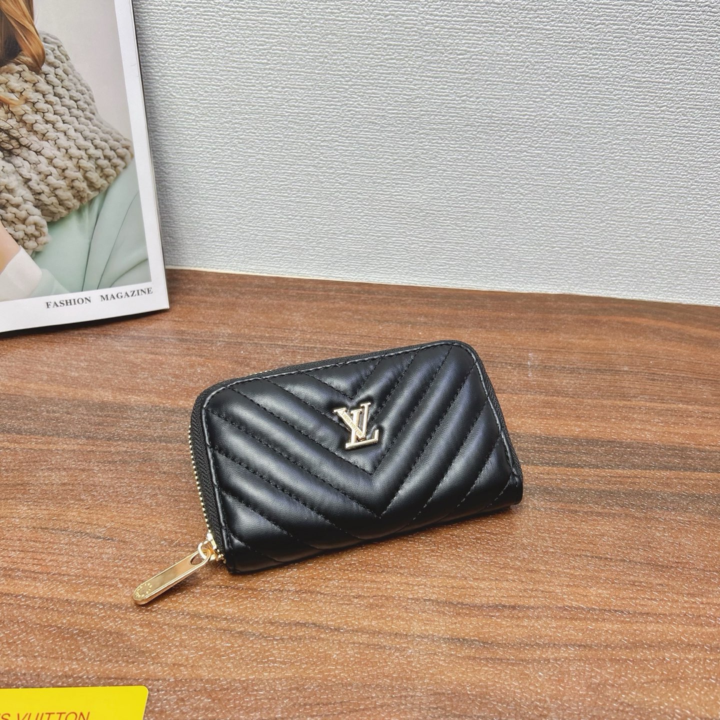 P200
三件套 lv
购物袋+铆钉链条包+钱包 3件套组合

尺寸：大42x30cm，中19x12cm，小15x9cm.