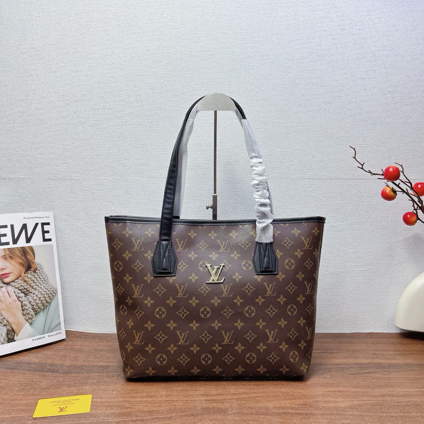 P200
三件套 lv
购物袋+铆钉链条包+钱包 3件套组合

尺寸：大42x30cm，中19x12cm，小15x9cm.