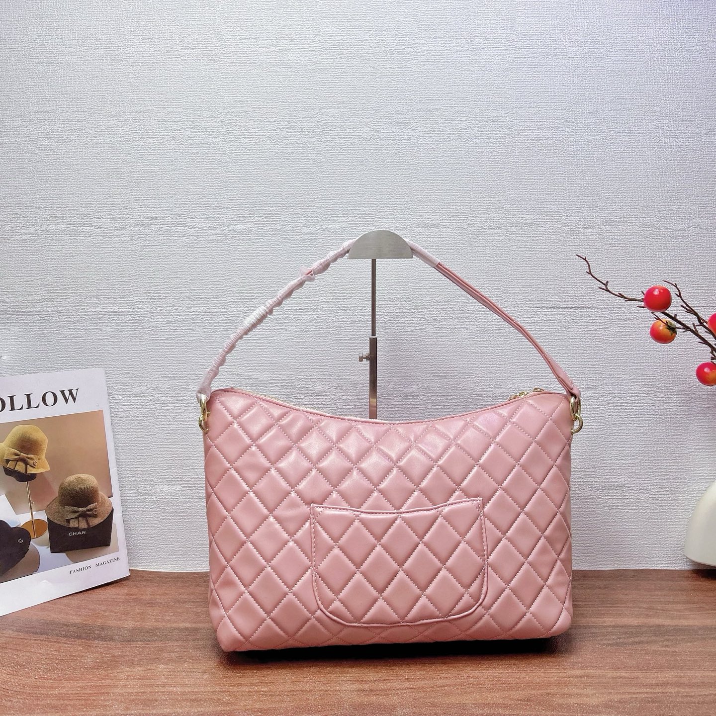 P200
三件套 香奈儿 Chanel

腋下托特包+方胖子+钱包 3件套组合

尺寸：大43x29cm，中19x14cm，小20x11cm.