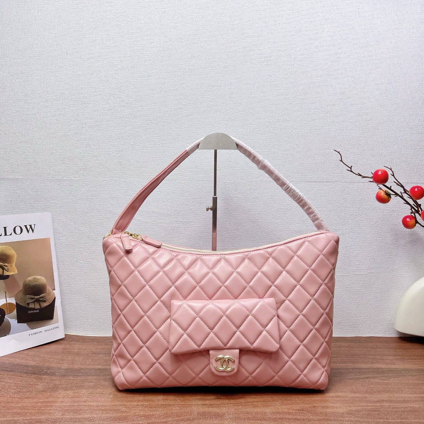 P200
三件套 香奈儿 Chanel

腋下托特包+方胖子+钱包 3件套组合

尺寸：大43x29cm，中19x14cm，小20x11cm.