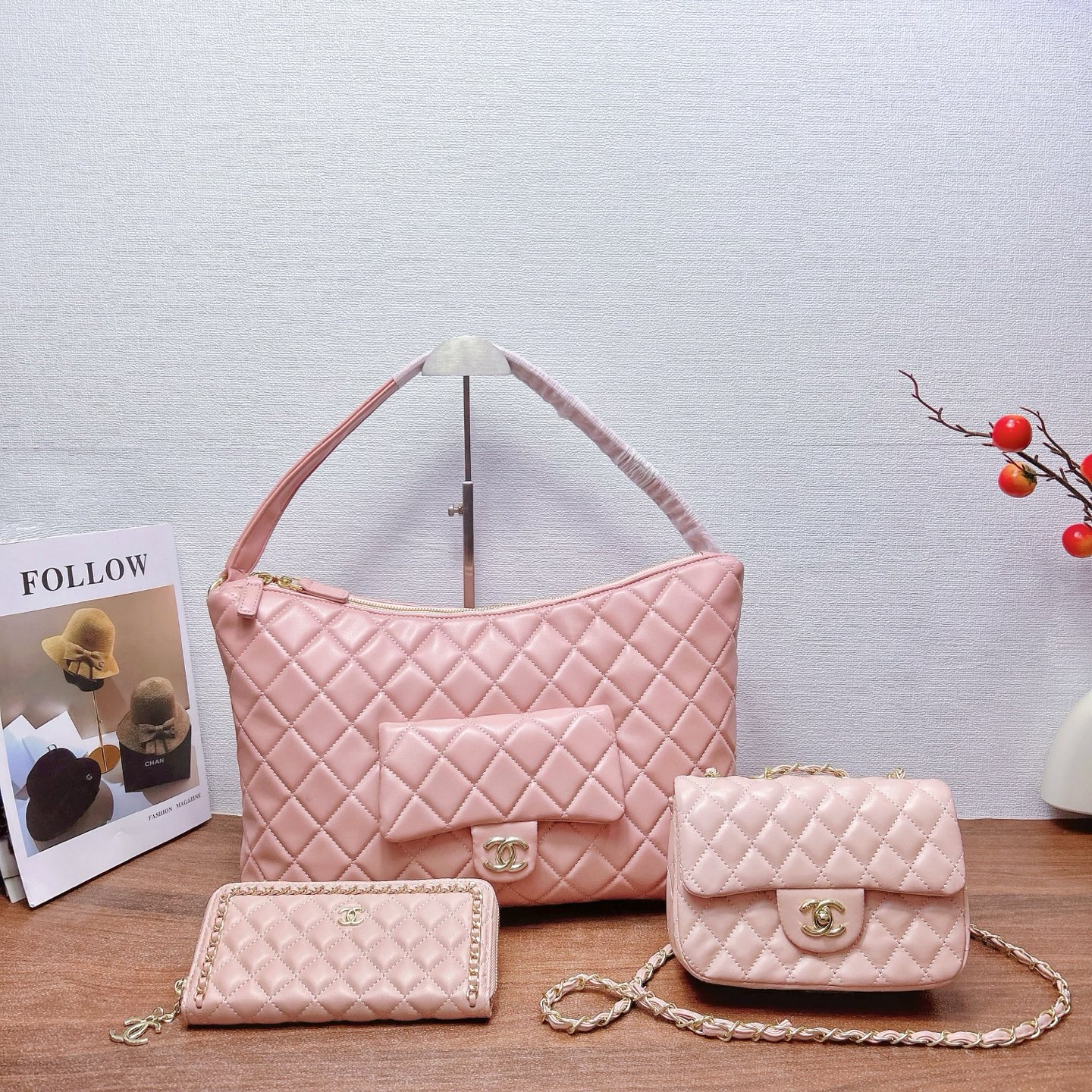 P200
三件套 香奈儿 Chanel

腋下托特包+方胖子+钱包 3件套组合

尺寸：大43x29cm，中19x14cm，小20x11cm.