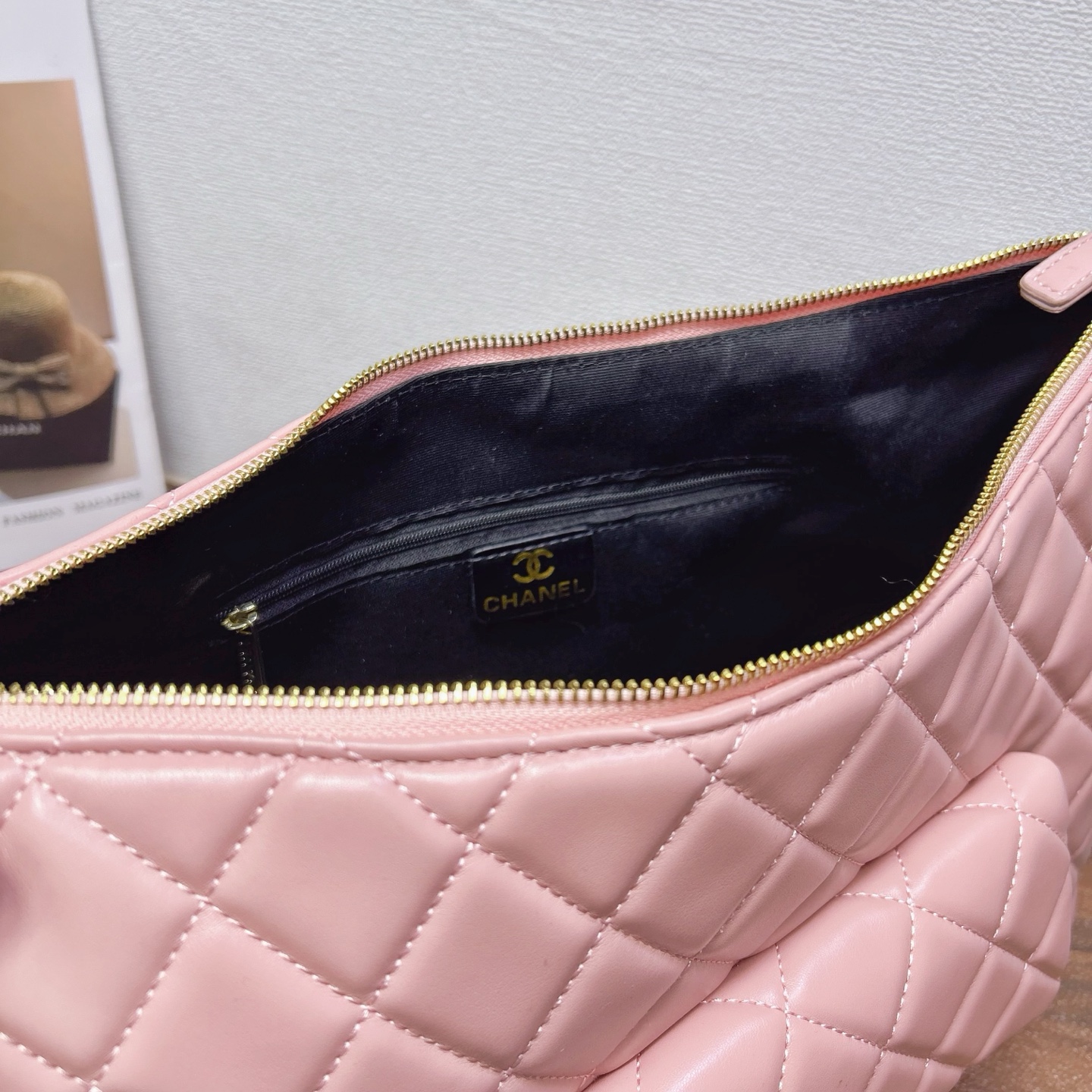 P200
三件套 香奈儿 Chanel

腋下托特包+方胖子+钱包 3件套组合

尺寸：大43x29cm，中19x14cm，小20x11cm.