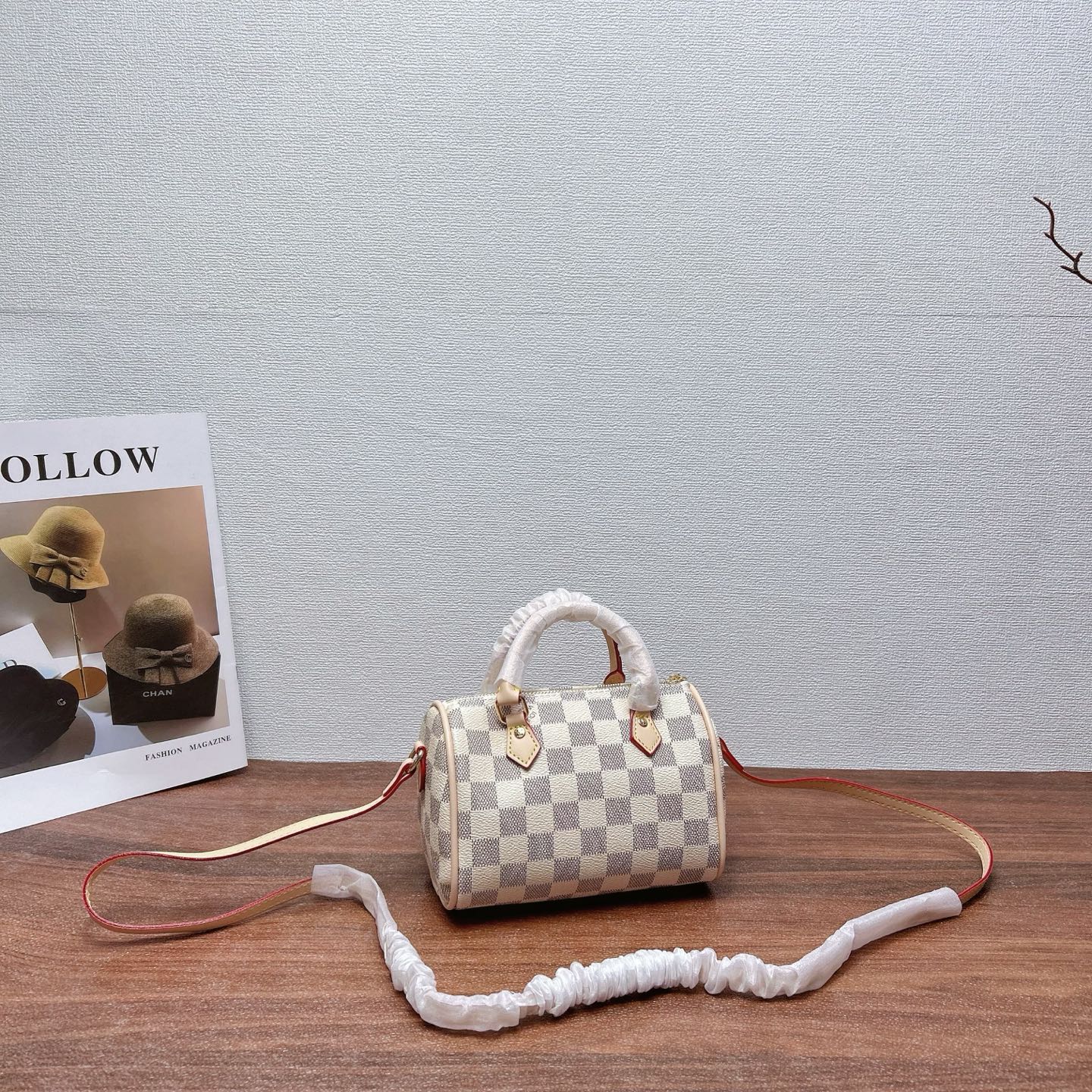 P200
三件套 LV
白格抱抱包+枕头包+钱包3件套组合

尺寸：大26x20cm，中16x13cm，小11x10cm.