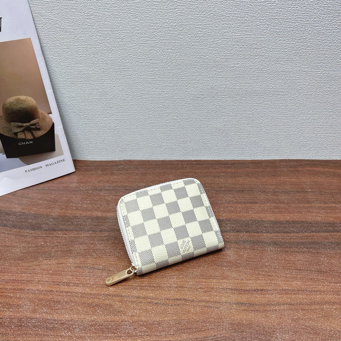 P200
三件套 LV
白格抱抱包+枕头包+钱包3件套组合

尺寸：大26x20cm，中16x13cm，小11x10cm.