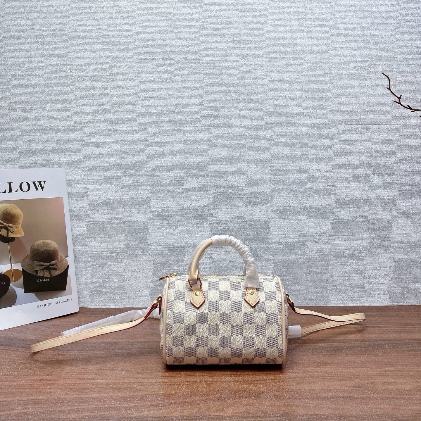 P200
三件套 LV
白格抱抱包+枕头包+钱包3件套组合

尺寸：大26x20cm，中16x13cm，小11x10cm.