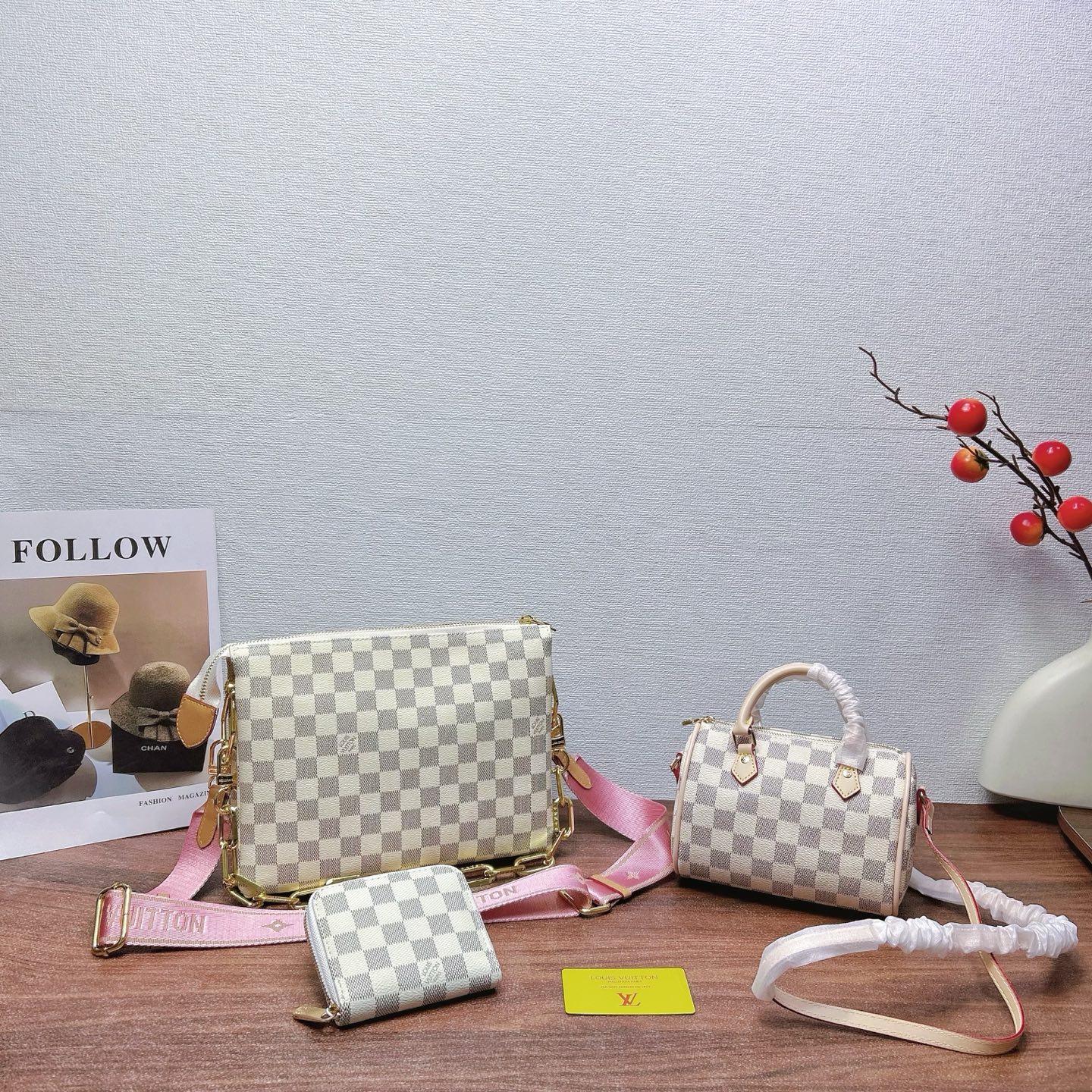 P200
三件套 LV
白格抱抱包+枕头包+钱包3件套组合

尺寸：大26x20cm，中16x13cm，小11x10cm.