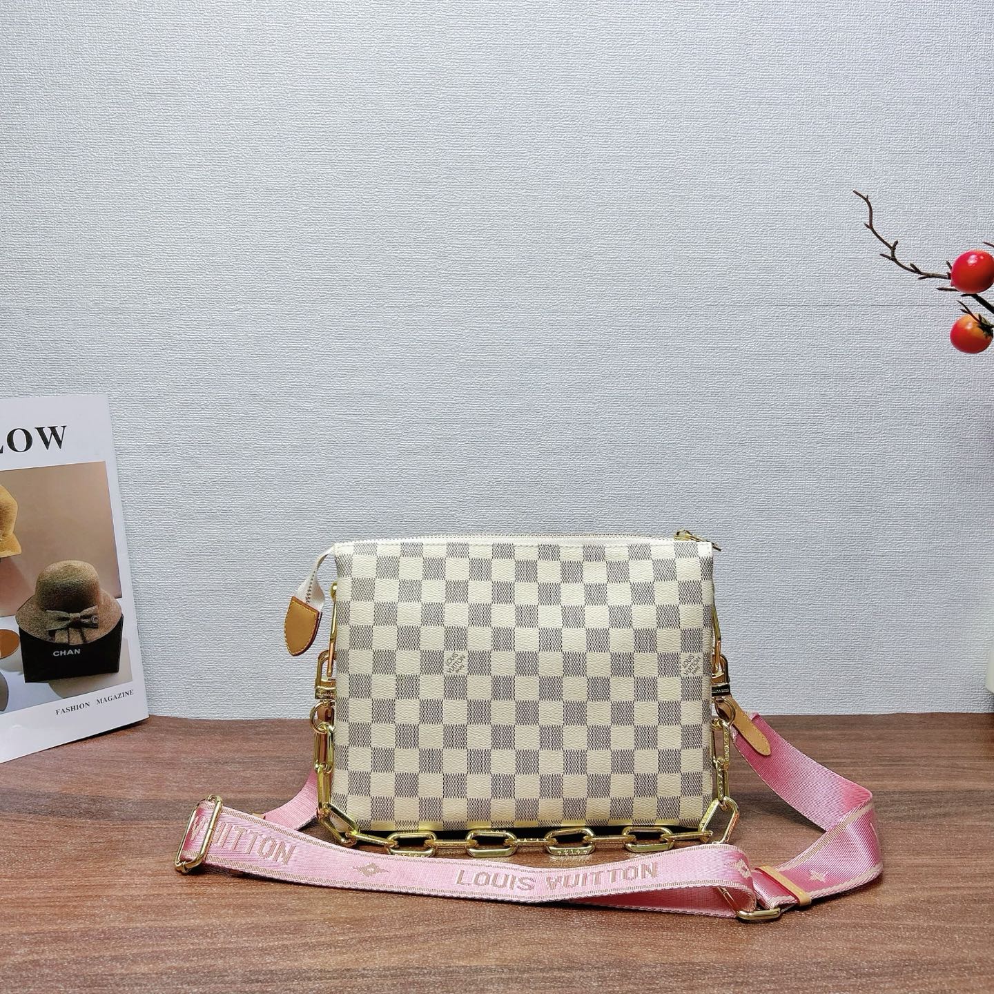 P200
三件套 LV
白格抱抱包+枕头包+钱包3件套组合

尺寸：大26x20cm，中16x13cm，小11x10cm.