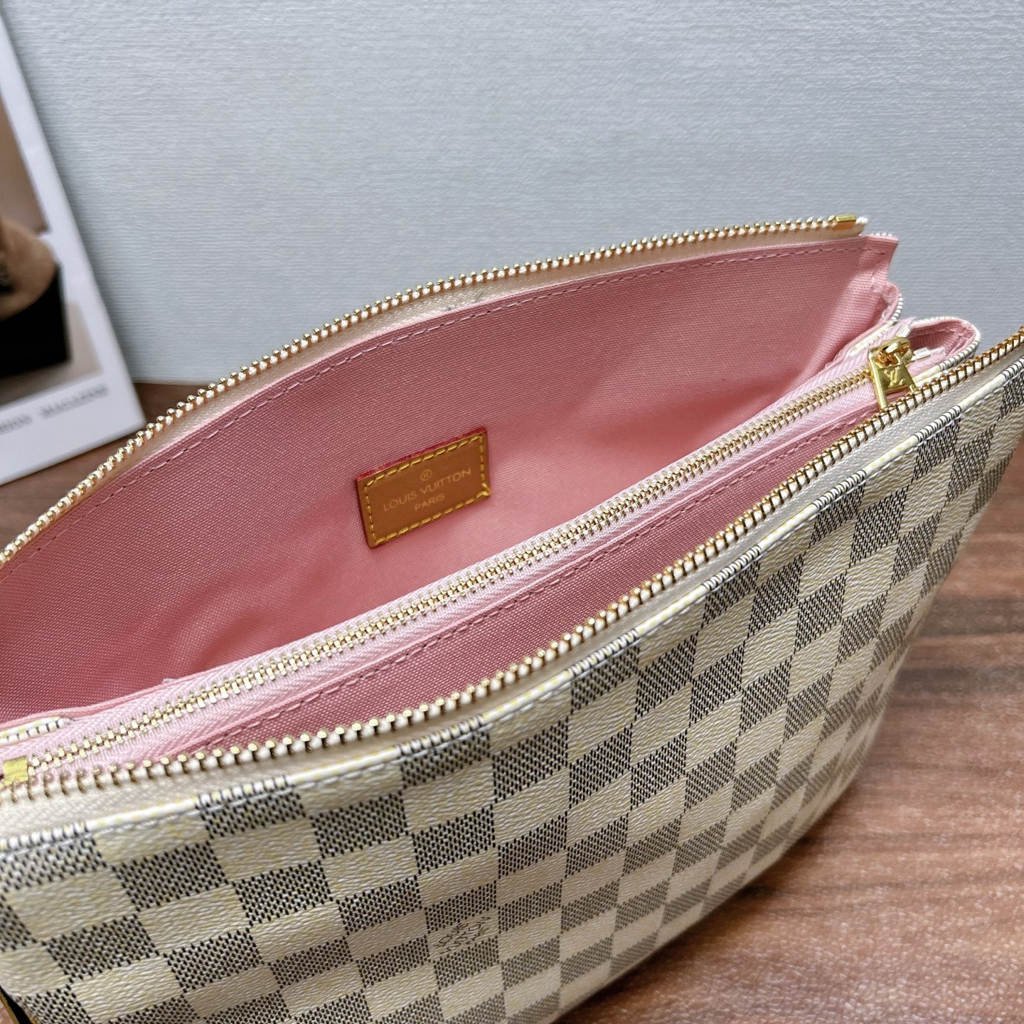 P200
三件套 LV
白格抱抱包+枕头包+钱包3件套组合

尺寸：大26x20cm，中16x13cm，小11x10cm.