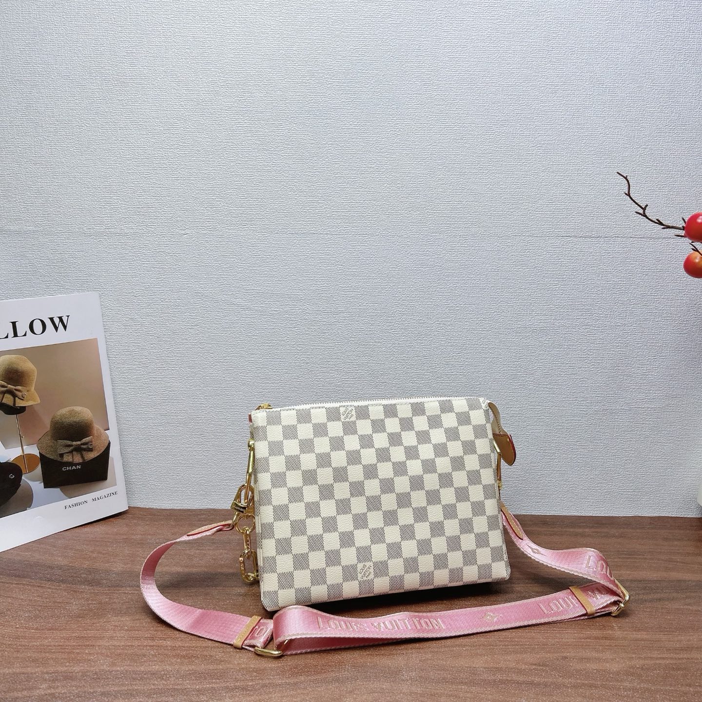 P200
三件套 LV
白格抱抱包+枕头包+钱包3件套组合

尺寸：大26x20cm，中16x13cm，小11x10cm.