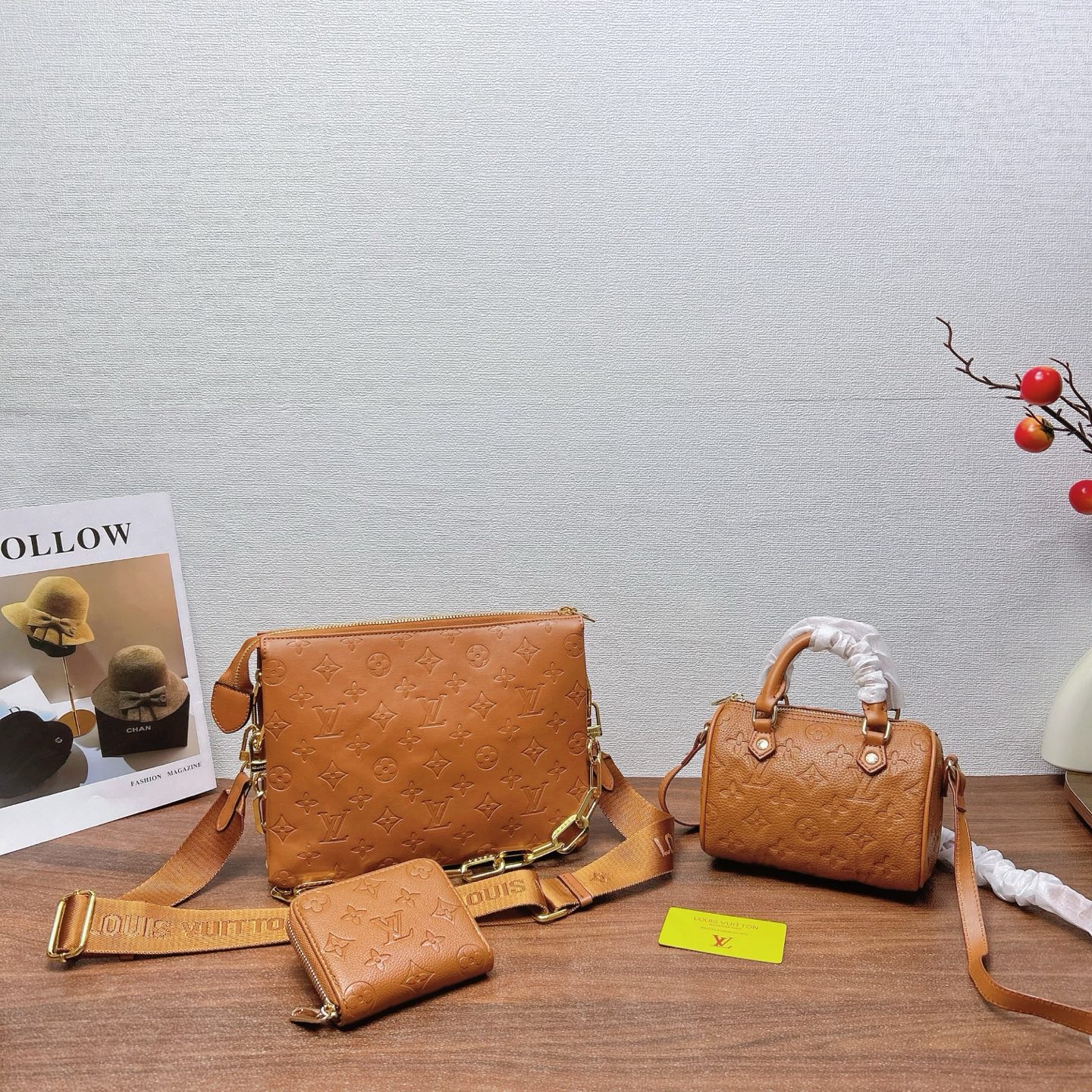 P200
三件套 LV
焦糖压花抱抱包+枕头包+钱包3件套组合

尺寸：大26x20cm，中16x13cm，小11x10cm.
