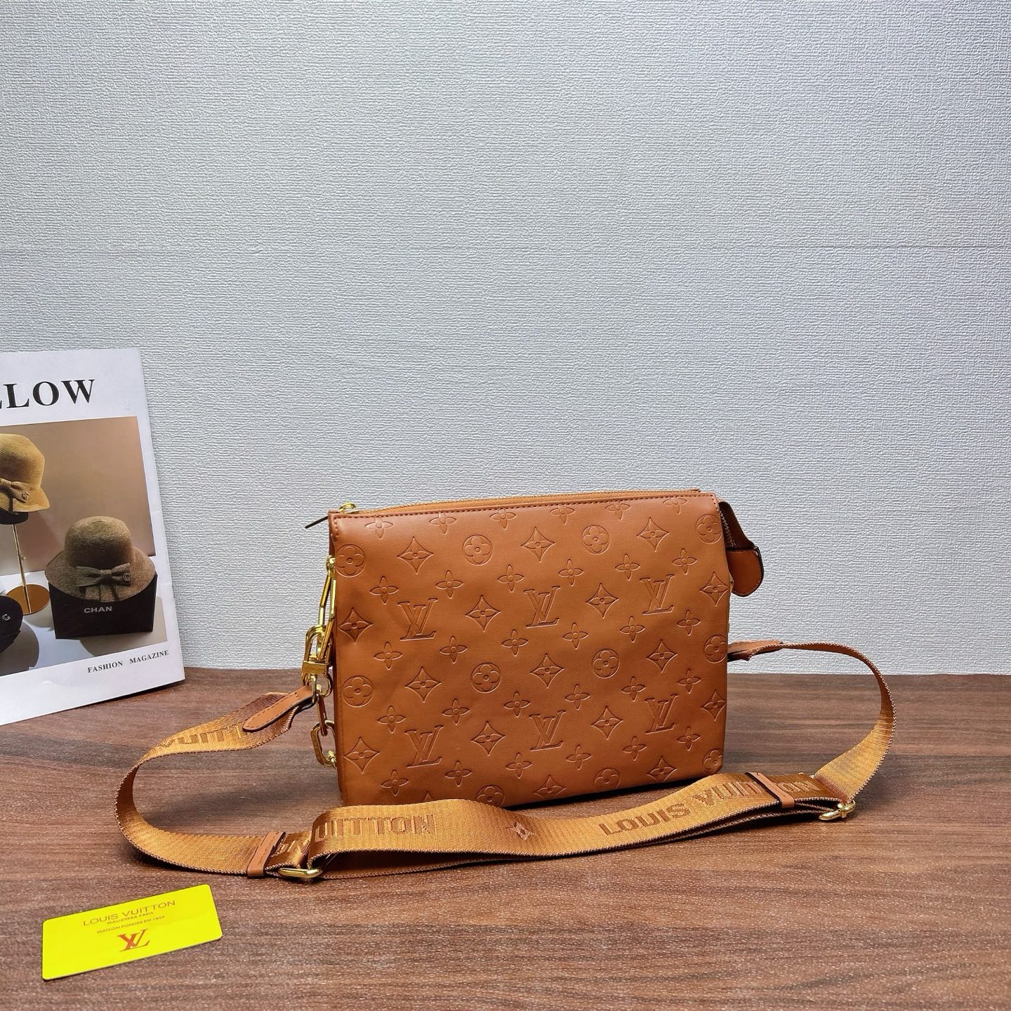 P200
三件套 LV
焦糖压花抱抱包+枕头包+钱包3件套组合

尺寸：大26x20cm，中16x13cm，小11x10cm.