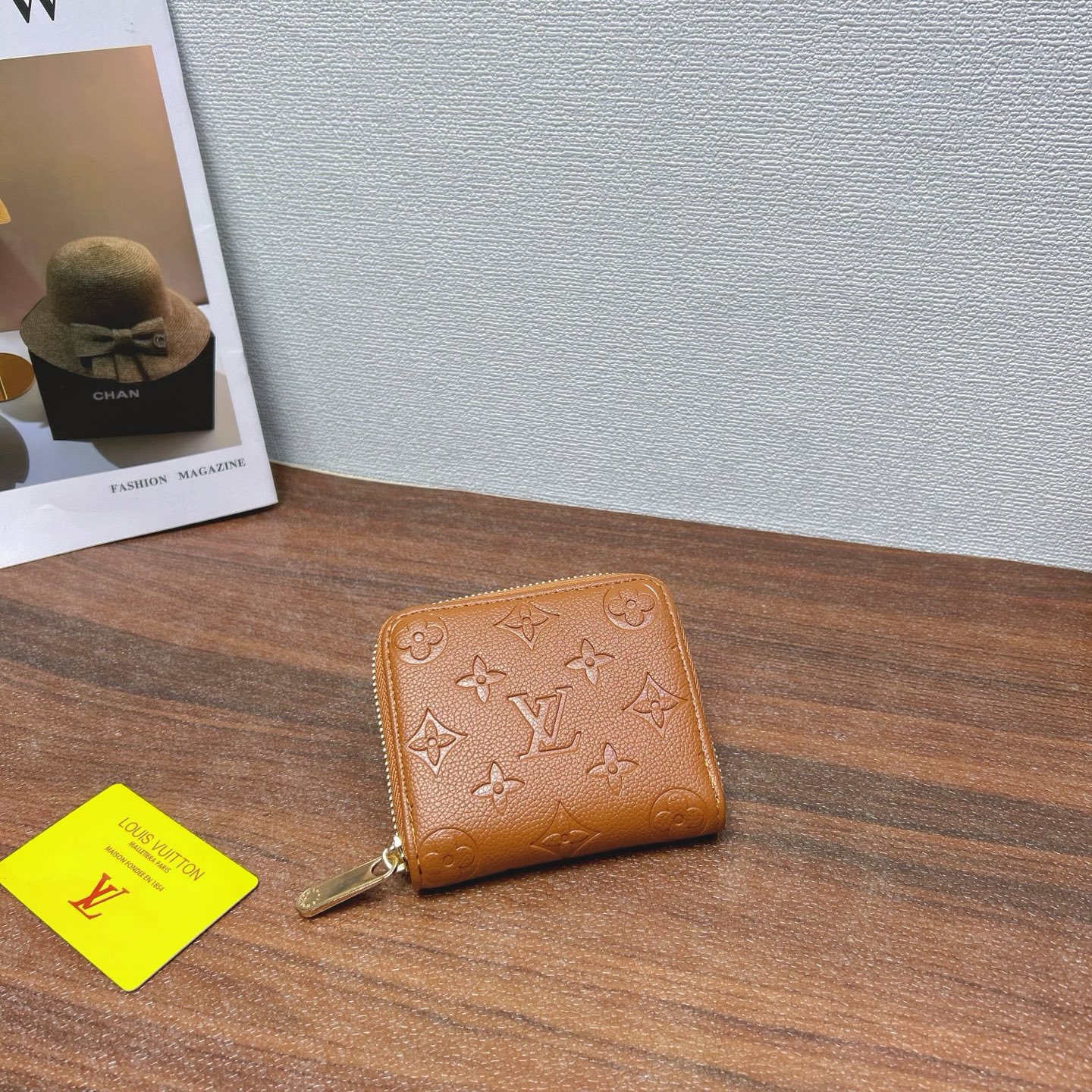 P200
三件套 LV
焦糖压花抱抱包+枕头包+钱包3件套组合

尺寸：大26x20cm，中16x13cm，小11x10cm.