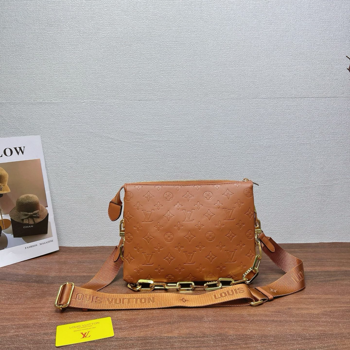 P200
三件套 LV
焦糖压花抱抱包+枕头包+钱包3件套组合

尺寸：大26x20cm，中16x13cm，小11x10cm.