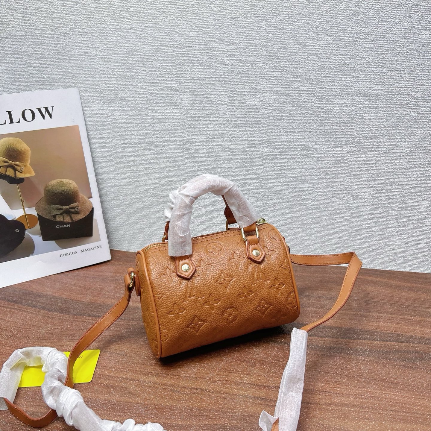 P200
三件套 LV
焦糖压花抱抱包+枕头包+钱包3件套组合

尺寸：大26x20cm，中16x13cm，小11x10cm.