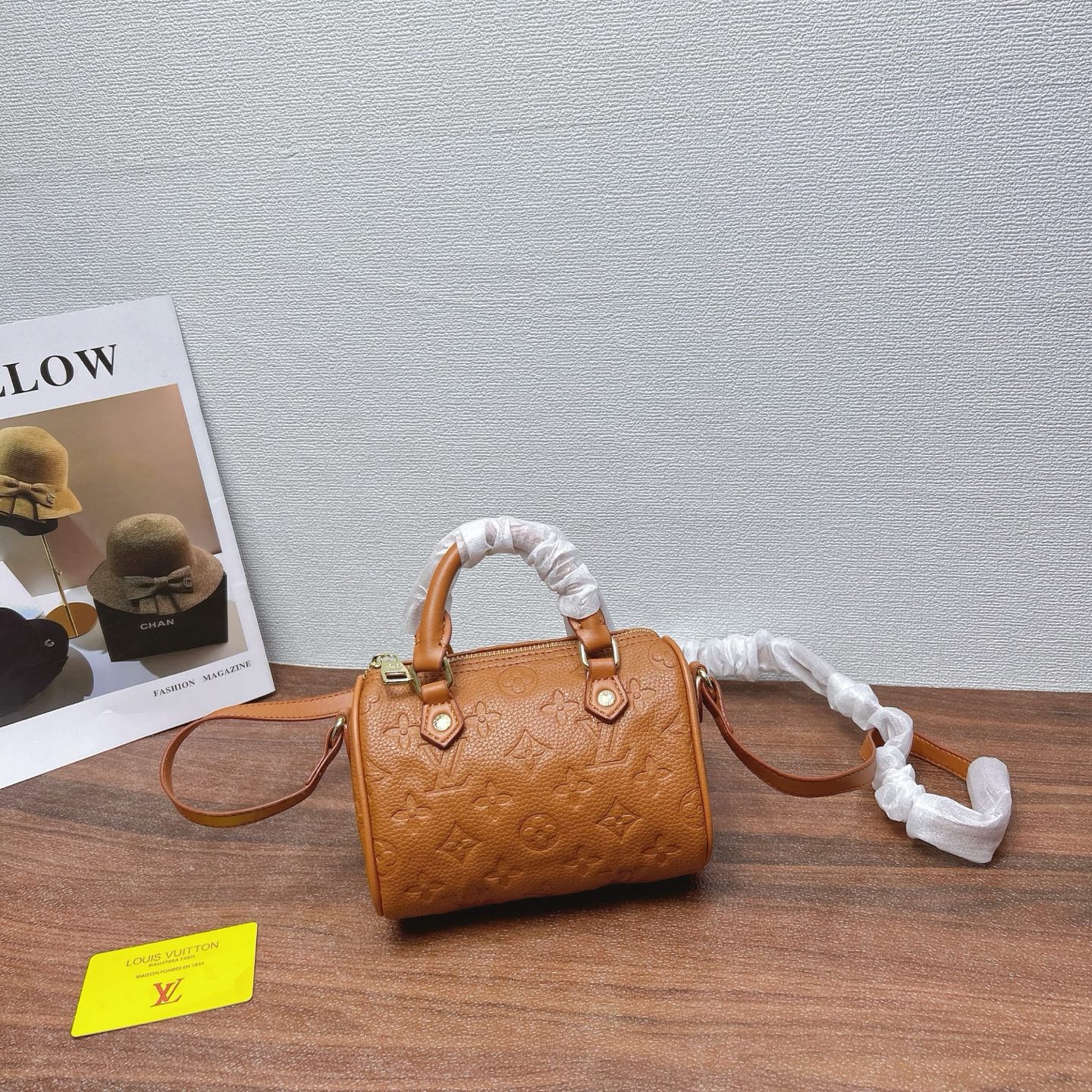P200
三件套 LV
焦糖压花抱抱包+枕头包+钱包3件套组合

尺寸：大26x20cm，中16x13cm，小11x10cm.