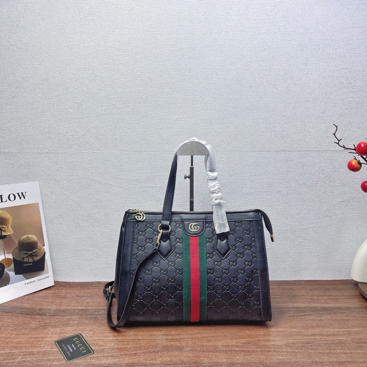 P200
三件套 古驰 gucci
手提托特包+贝壳包+钱包 3件套组合

尺寸：大30x25cm，中23x19cm，小20x10cm.