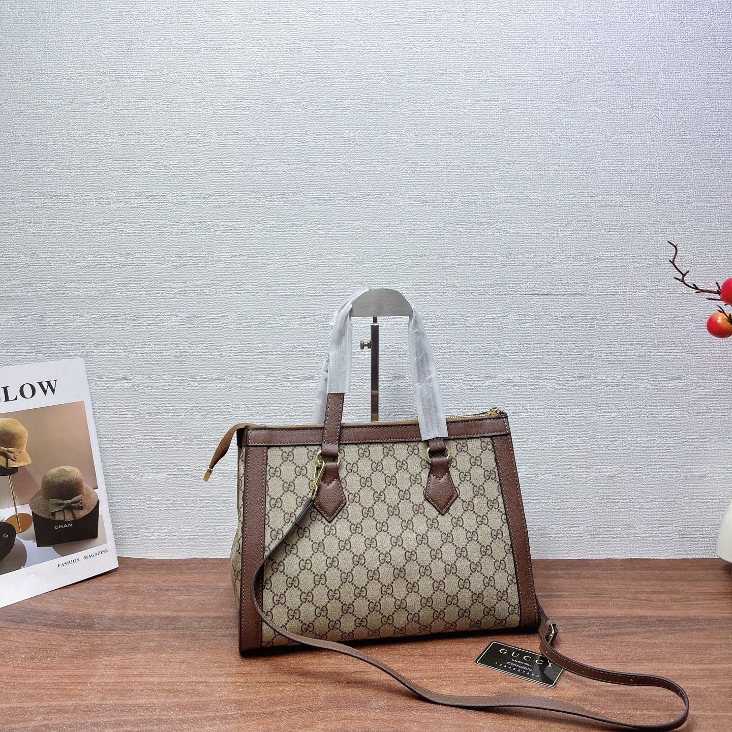 P200
三件套 古驰 gucci
手提托特包+贝壳包+钱包 3件套组合

尺寸：大30x25cm，中23x19cm，小20x10cm.
