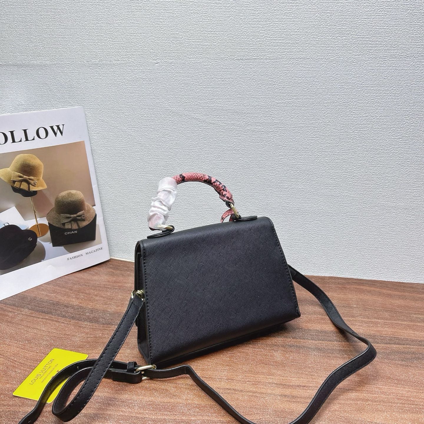 P200
三件套 LV
购物袋+手提扭扭包+钱包3件套组合

尺寸：大42x29cm，中21x16cm，小19x10cm.
