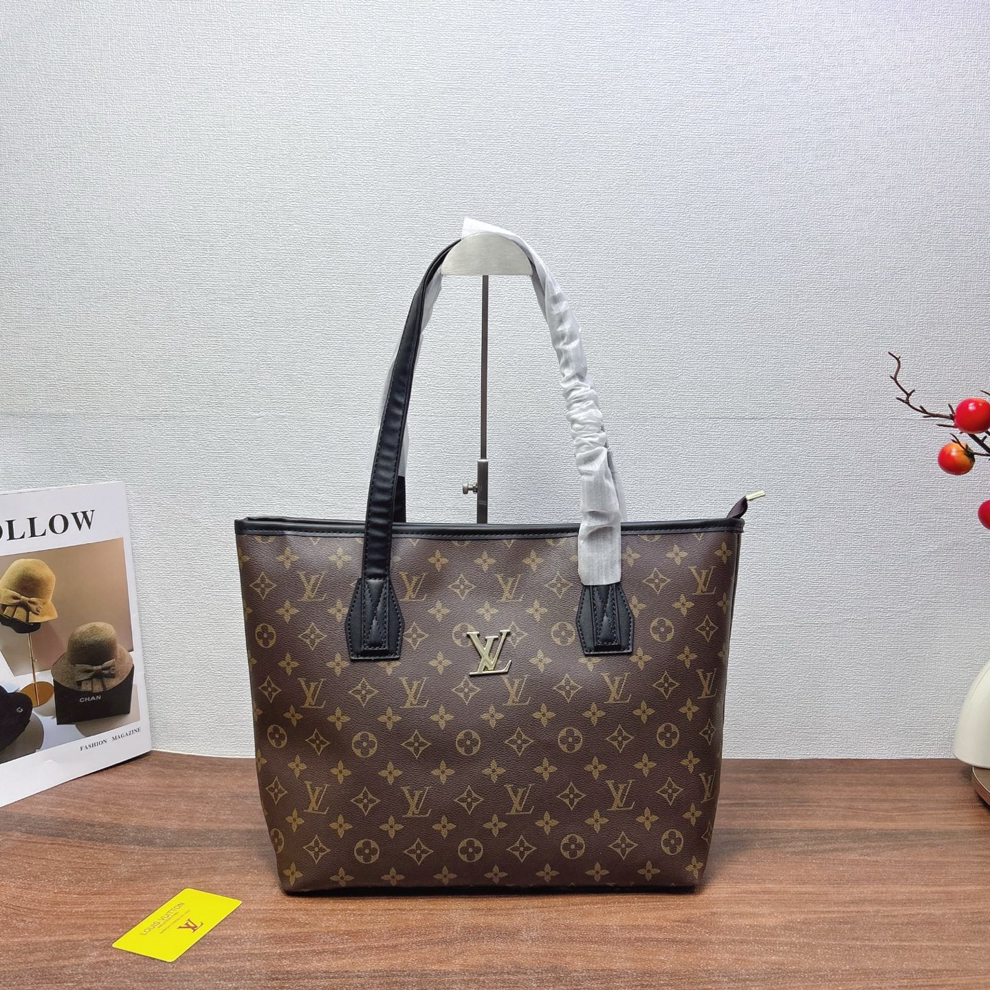 P200
三件套 LV
购物袋+手提扭扭包+钱包3件套组合

尺寸：大42x29cm，中21x16cm，小19x10cm.