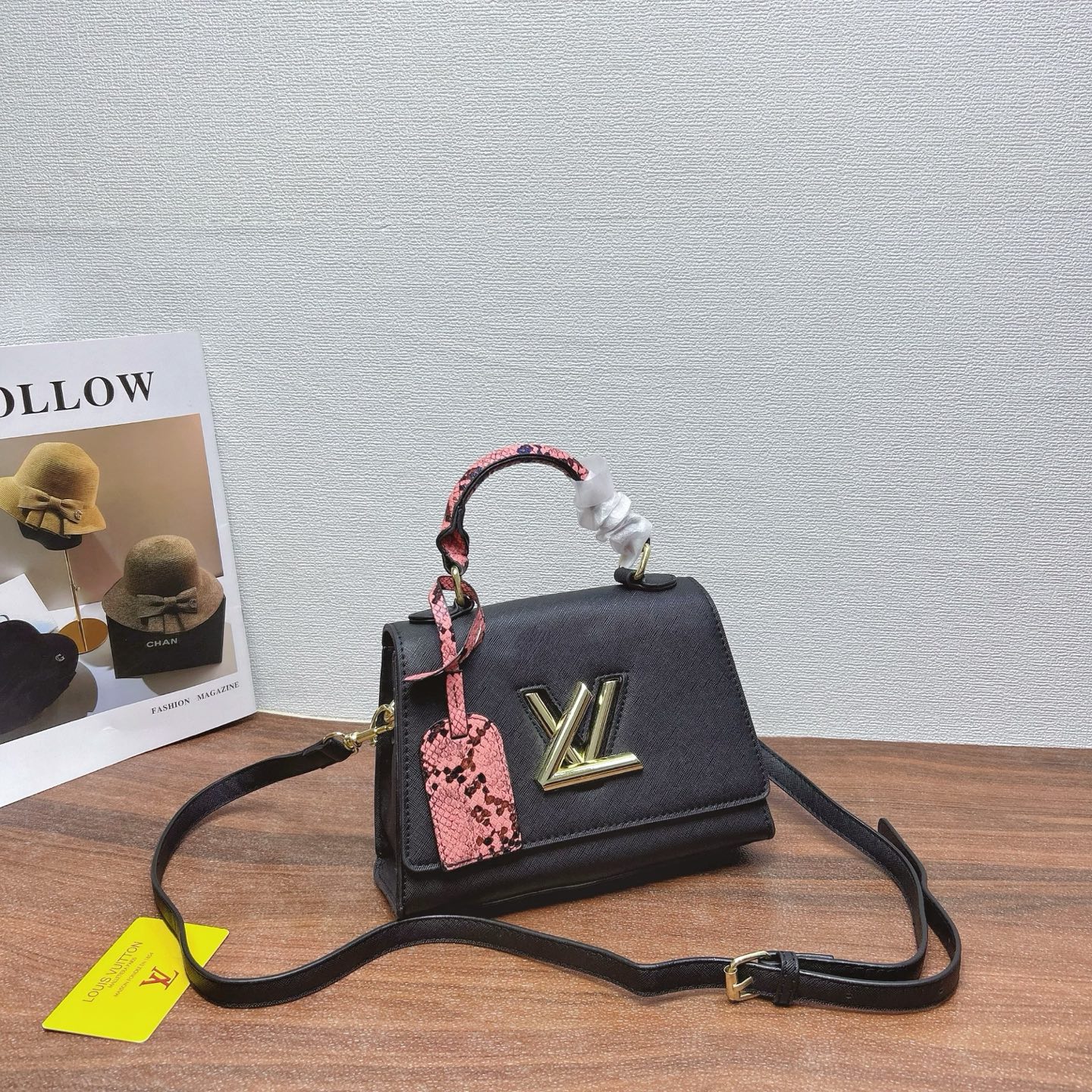 P200
三件套 LV
购物袋+手提扭扭包+钱包3件套组合

尺寸：大42x29cm，中21x16cm，小19x10cm.