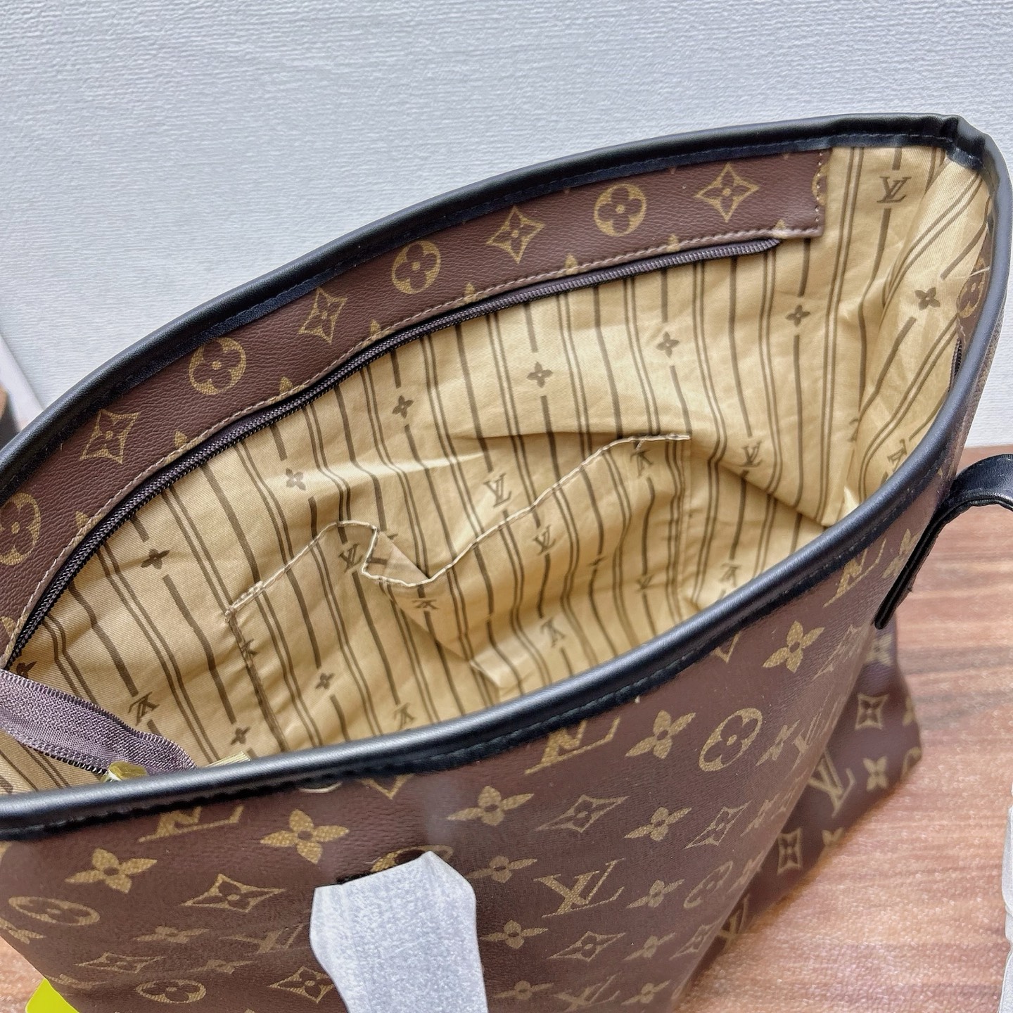 P200
三件套 LV
购物袋+手提扭扭包+钱包3件套组合

尺寸：大42x29cm，中21x16cm，小19x10cm.