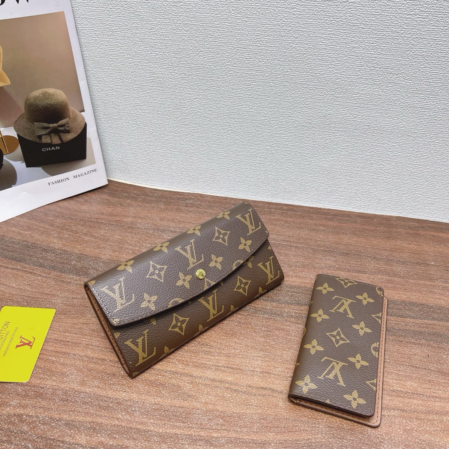 P200
三件套 LV
购物袋+手提扭扭包+钱包3件套组合

尺寸：大42x29cm，中21x16cm，小19x10cm.