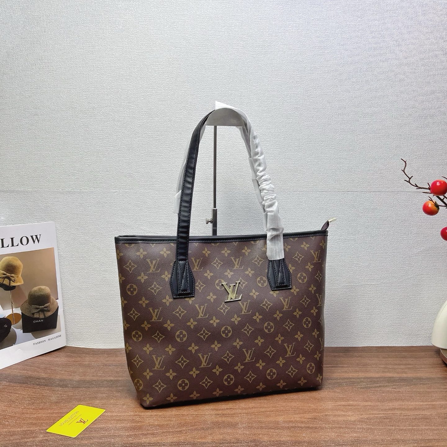 P200
三件套 LV
购物袋+手提扭扭包+钱包3件套组合

尺寸：大42x29cm，中21x16cm，小19x10cm.
