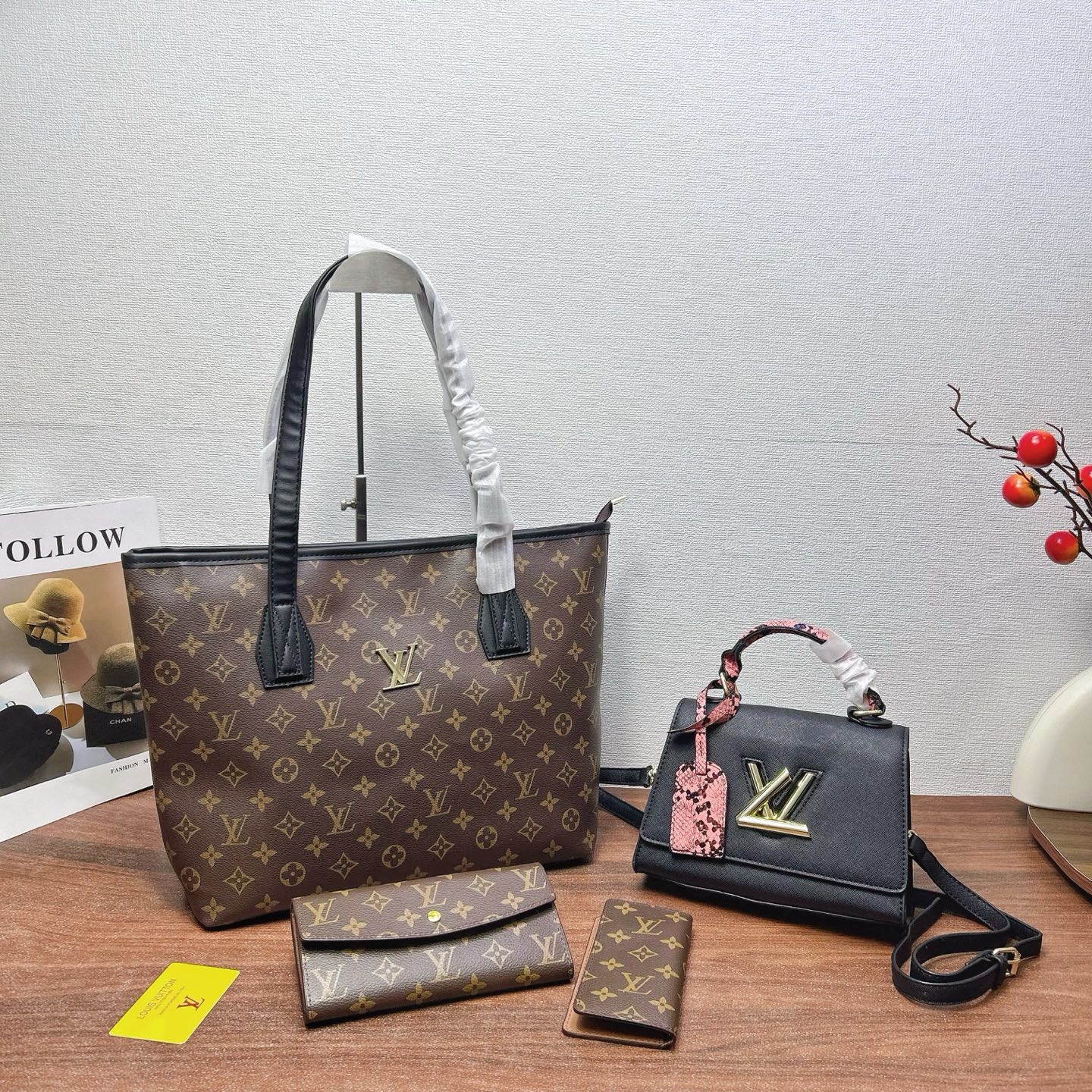 P200
三件套 LV
购物袋+手提扭扭包+钱包3件套组合

尺寸：大42x29cm，中21x16cm，小19x10cm.