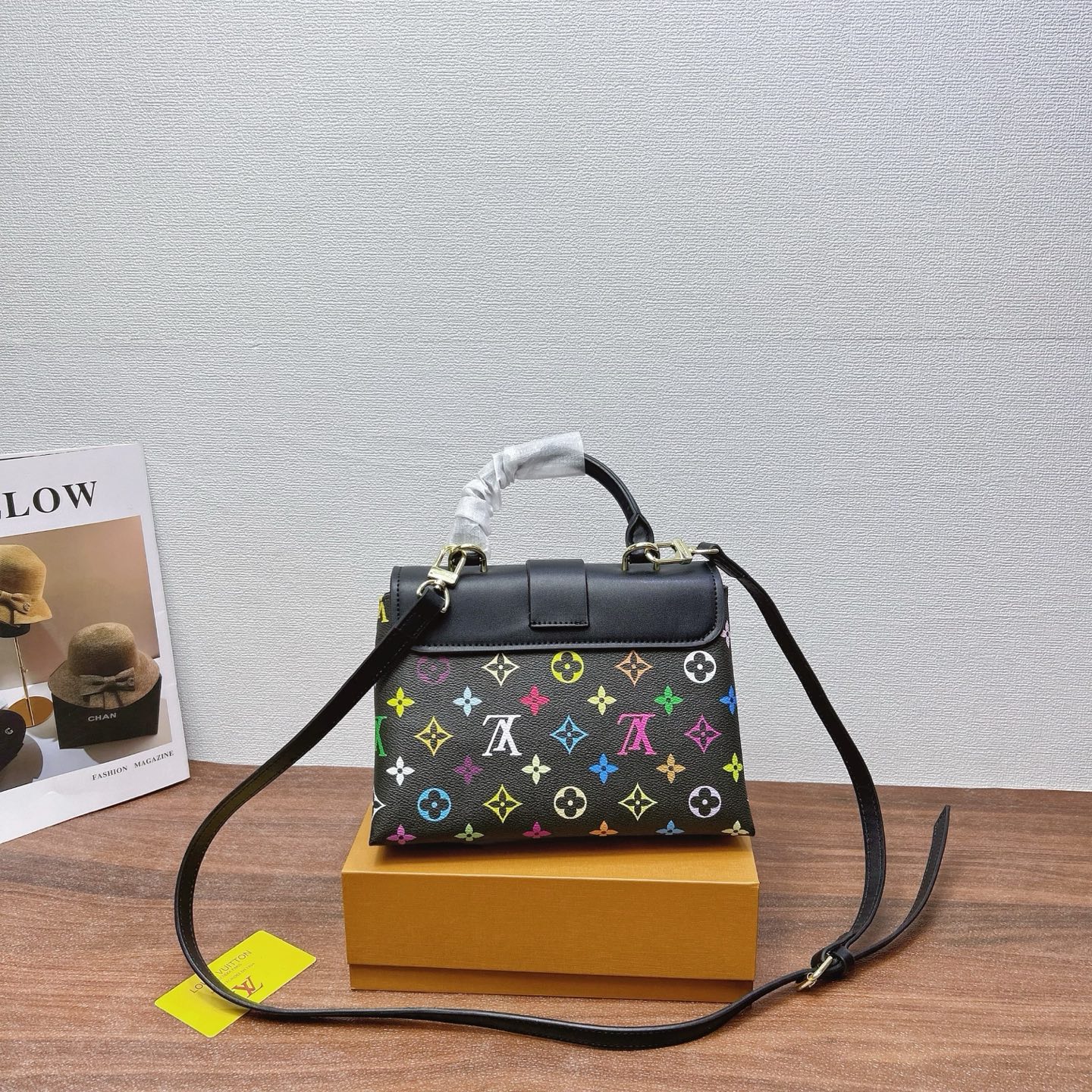 P200
三件套 LV
锁头包+手机包+钱包3件套组合

尺寸：大21x16cm，中13x16cm，小12x10cm.