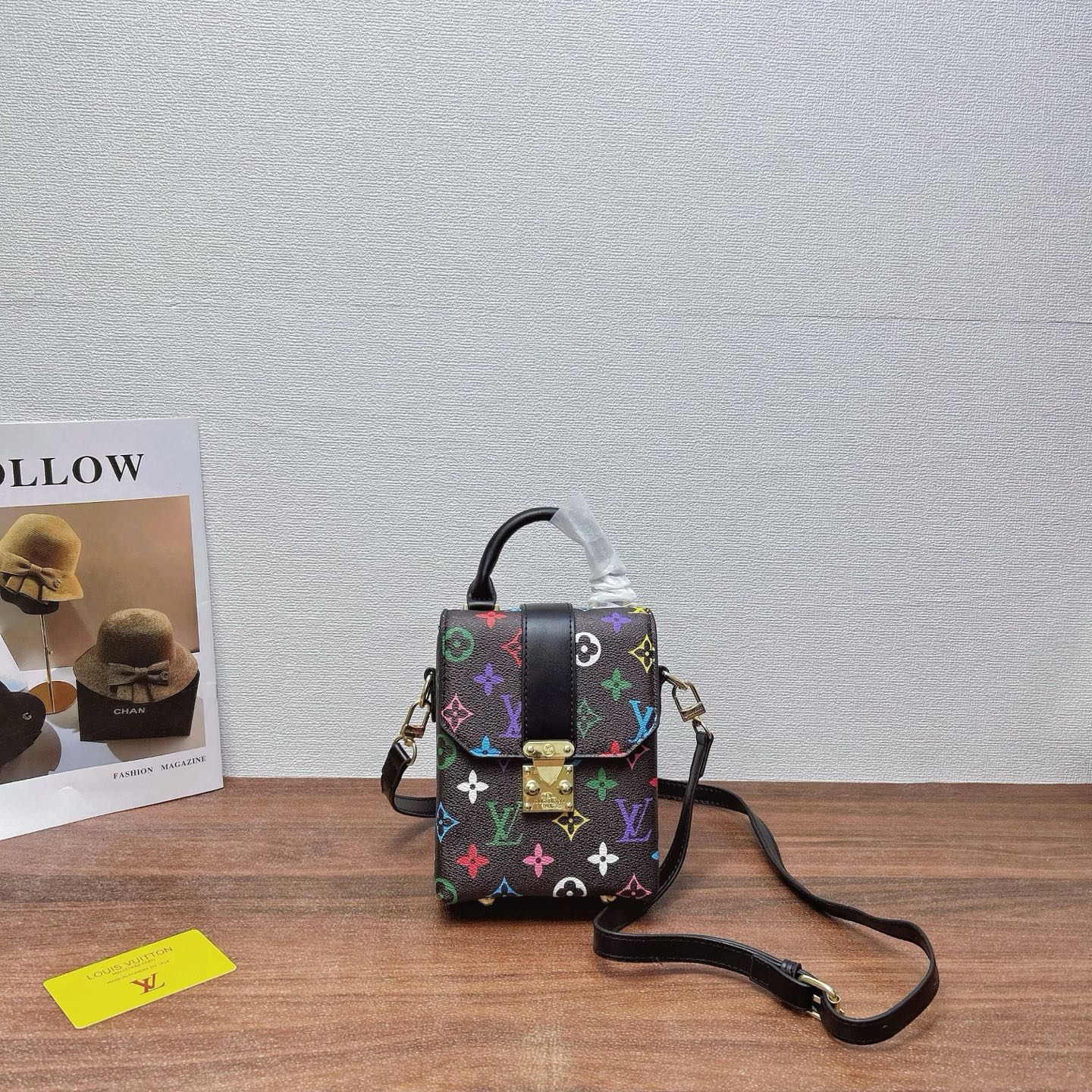 P200
三件套 LV
锁头包+手机包+钱包3件套组合

尺寸：大21x16cm，中13x16cm，小12x10cm.