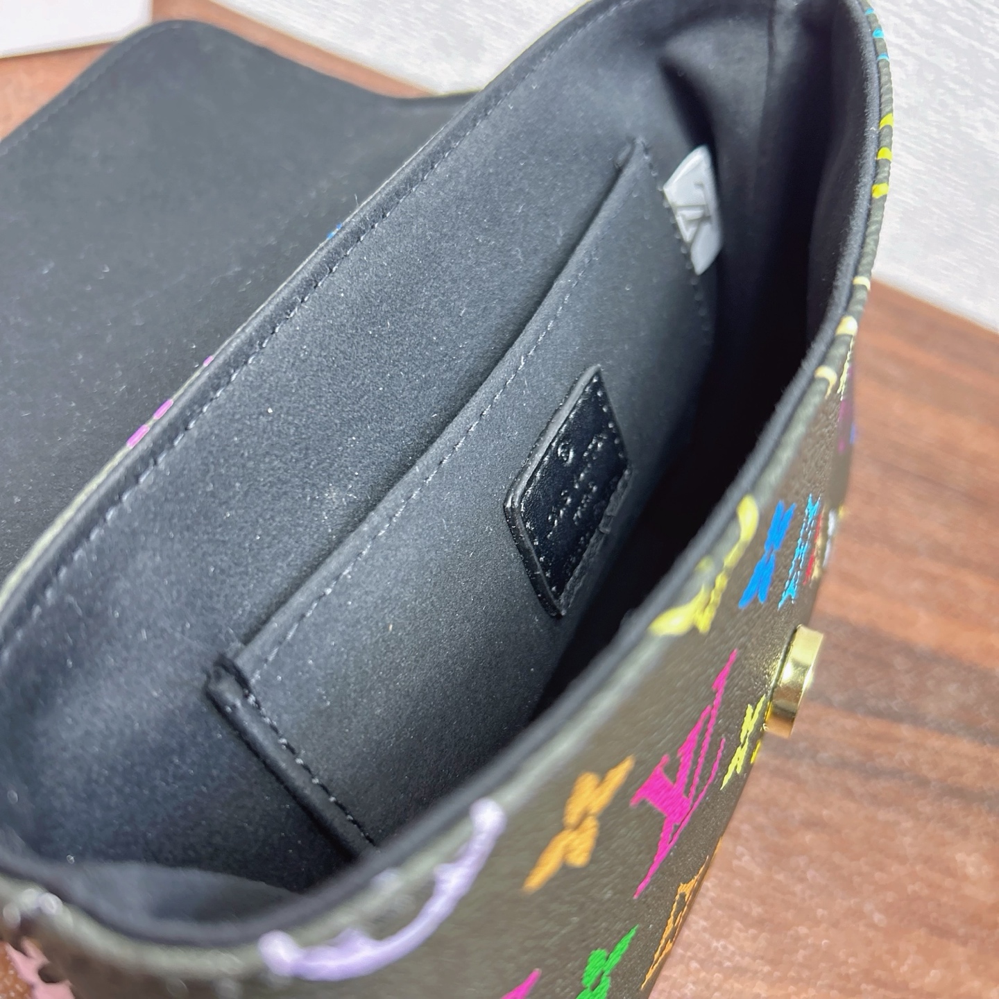 P200
三件套 LV
锁头包+手机包+钱包3件套组合

尺寸：大21x16cm，中13x16cm，小12x10cm.