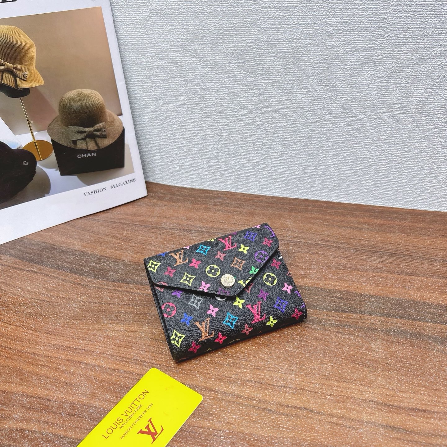 P200
三件套 LV
锁头包+手机包+钱包3件套组合

尺寸：大21x16cm，中13x16cm，小12x10cm.