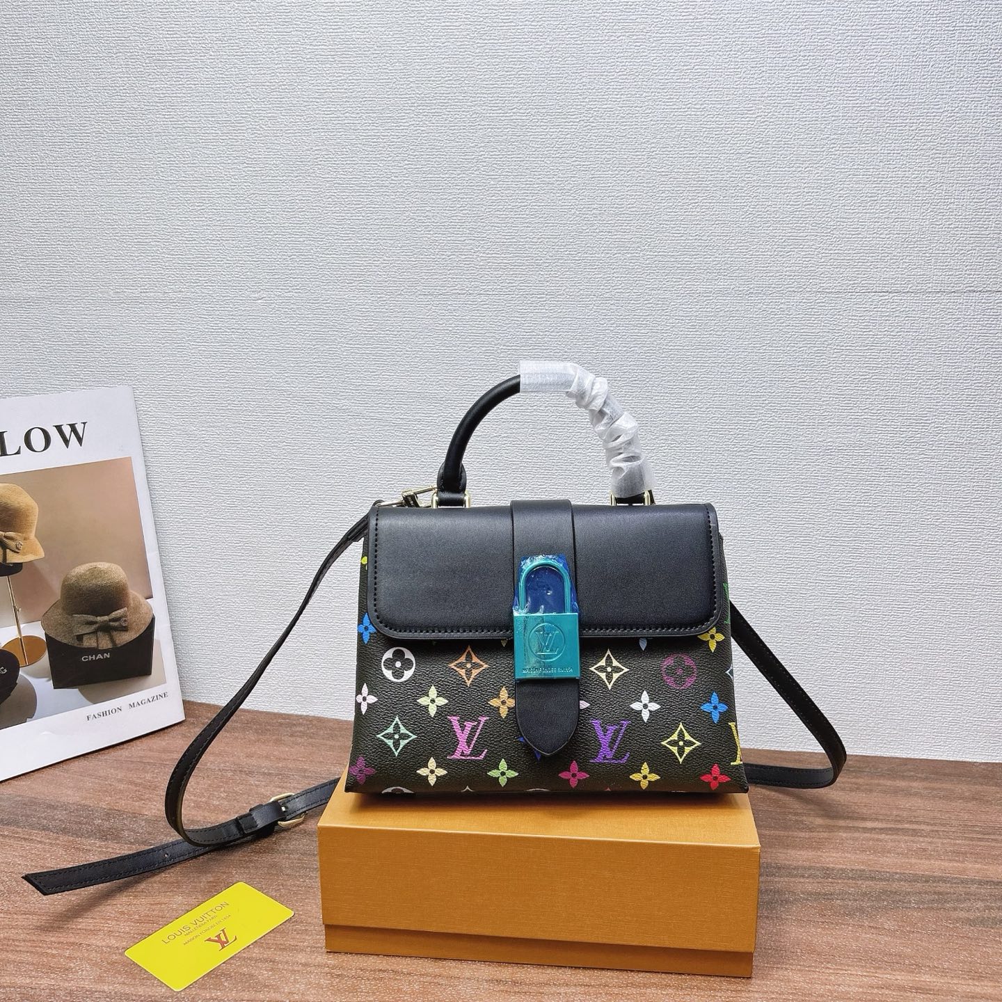 P200
三件套 LV
锁头包+手机包+钱包3件套组合

尺寸：大21x16cm，中13x16cm，小12x10cm.