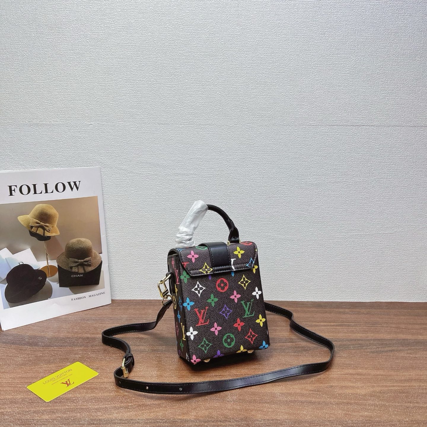 P200
三件套 LV
锁头包+手机包+钱包3件套组合

尺寸：大21x16cm，中13x16cm，小12x10cm.