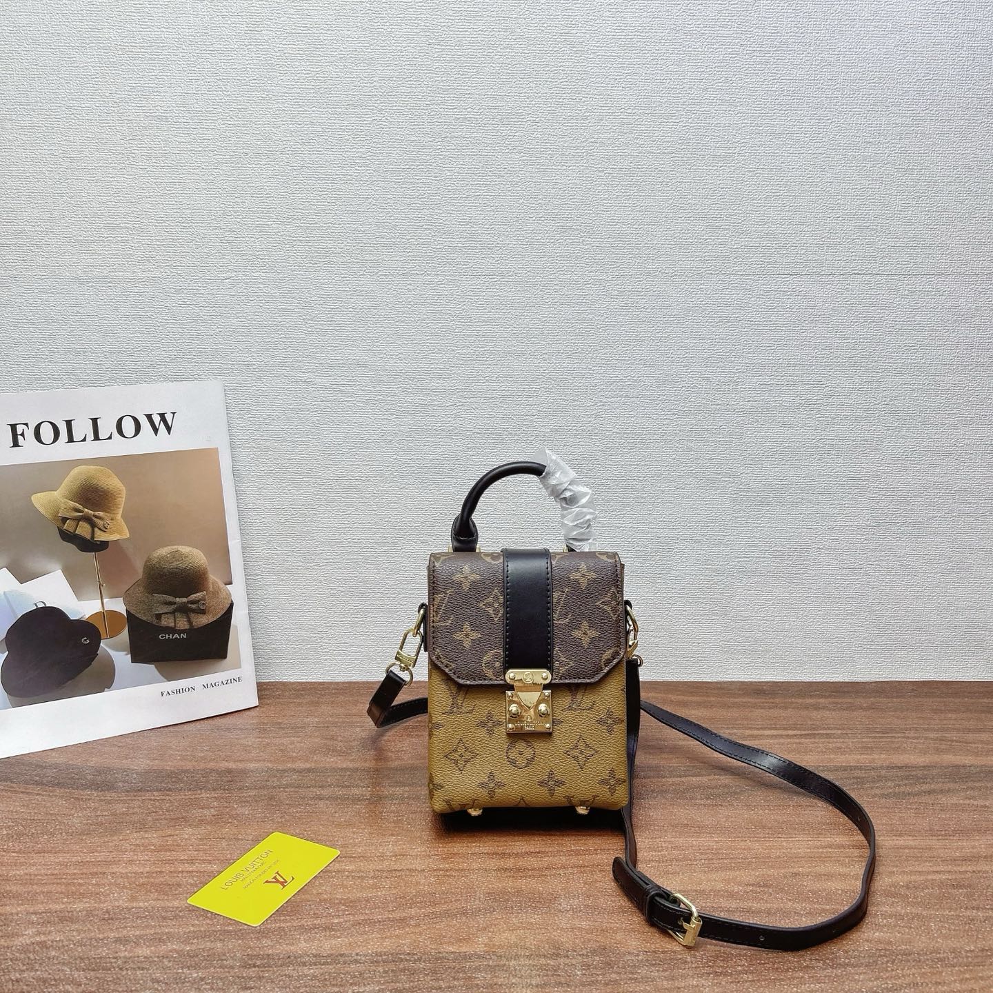 P200
三件套 LV
锁头包+手机包+钱包3件套组合

尺寸：大21x16cm，中13x16cm，小12x10cm.