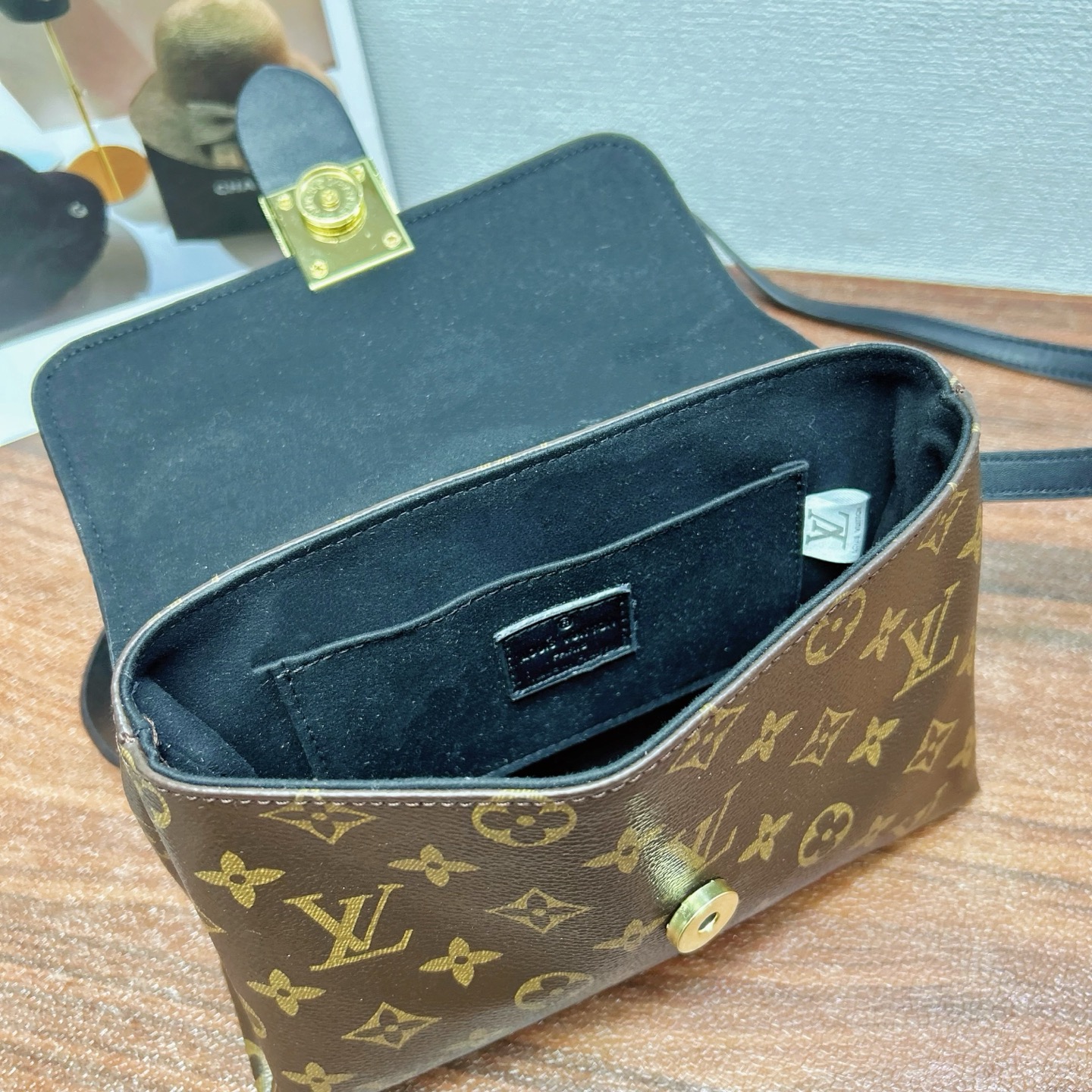 P200
三件套 LV
锁头包+手机包+钱包3件套组合

尺寸：大21x16cm，中13x16cm，小12x10cm.