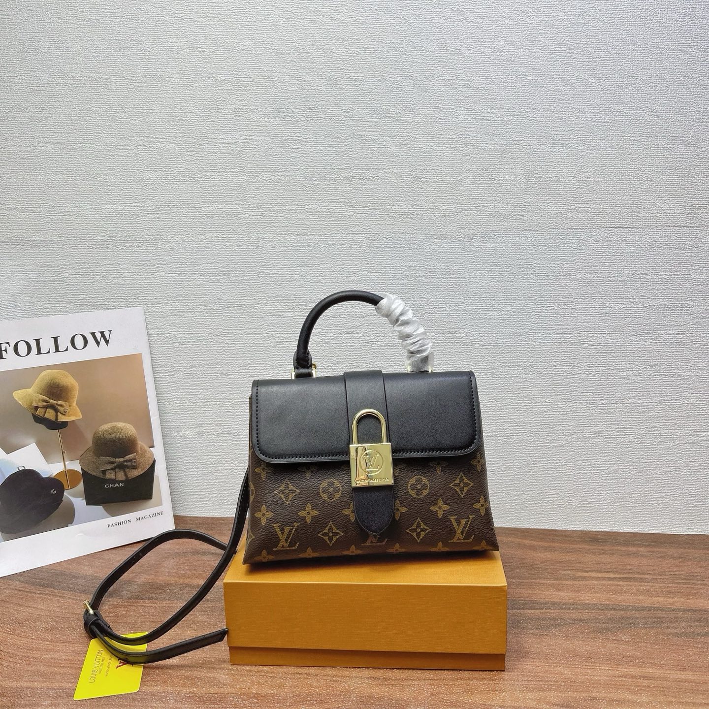 P200
三件套 LV
锁头包+手机包+钱包3件套组合

尺寸：大21x16cm，中13x16cm，小12x10cm.