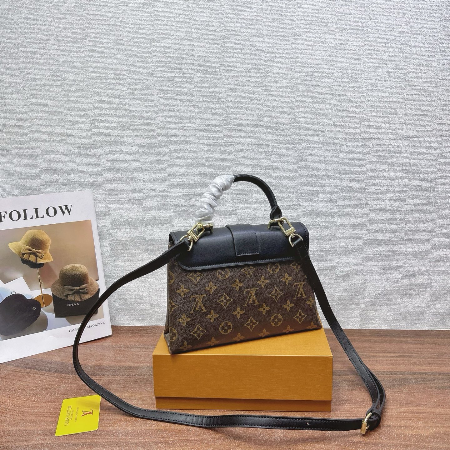 P200
三件套 LV
锁头包+手机包+钱包3件套组合

尺寸：大21x16cm，中13x16cm，小12x10cm.