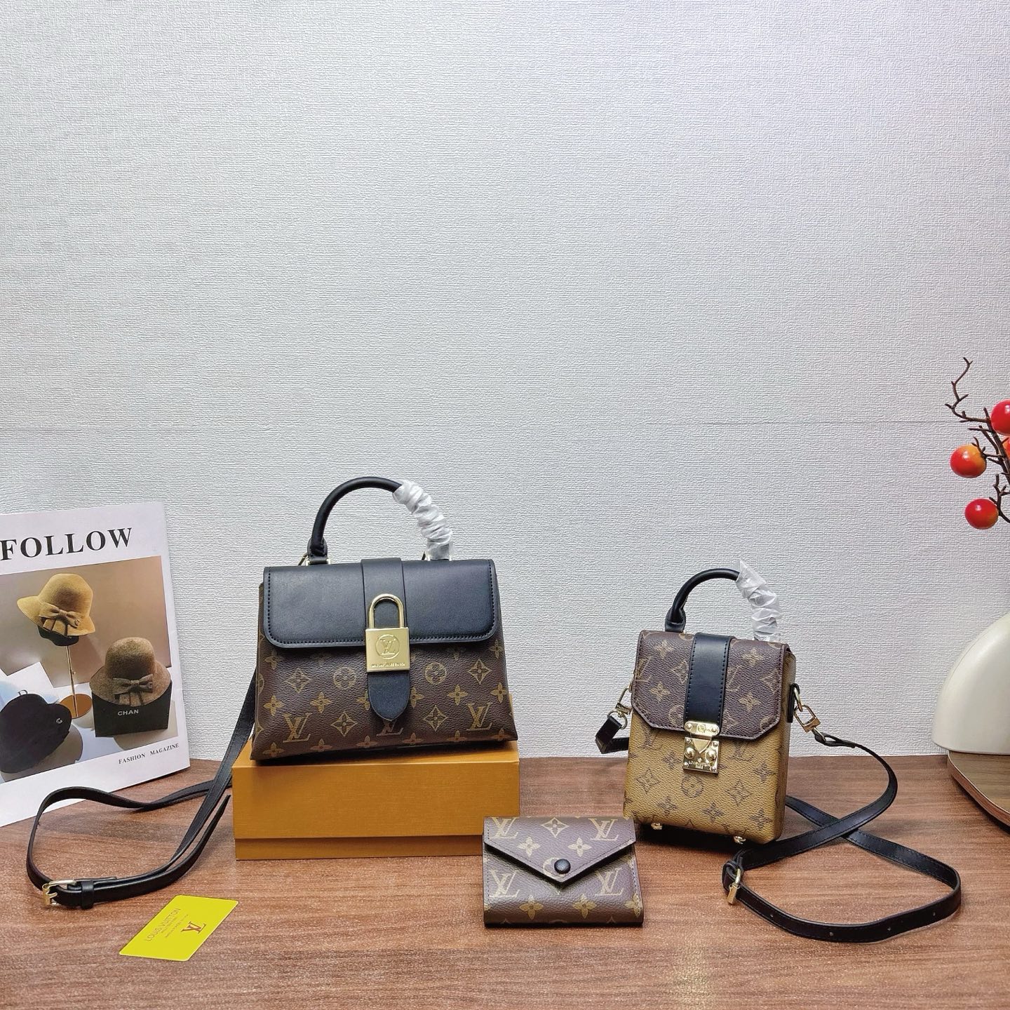 P200
三件套 LV
锁头包+手机包+钱包3件套组合

尺寸：大21x16cm，中13x16cm，小12x10cm.