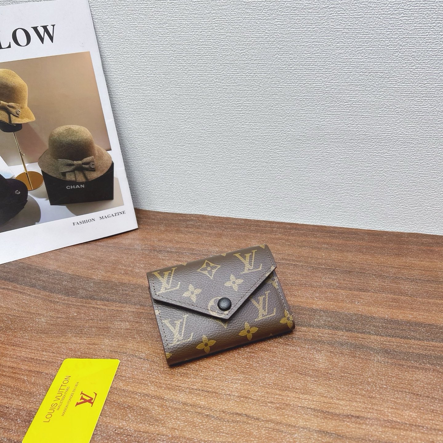 P200
三件套 LV
锁头包+手机包+钱包3件套组合

尺寸：大21x16cm，中13x16cm，小12x10cm.