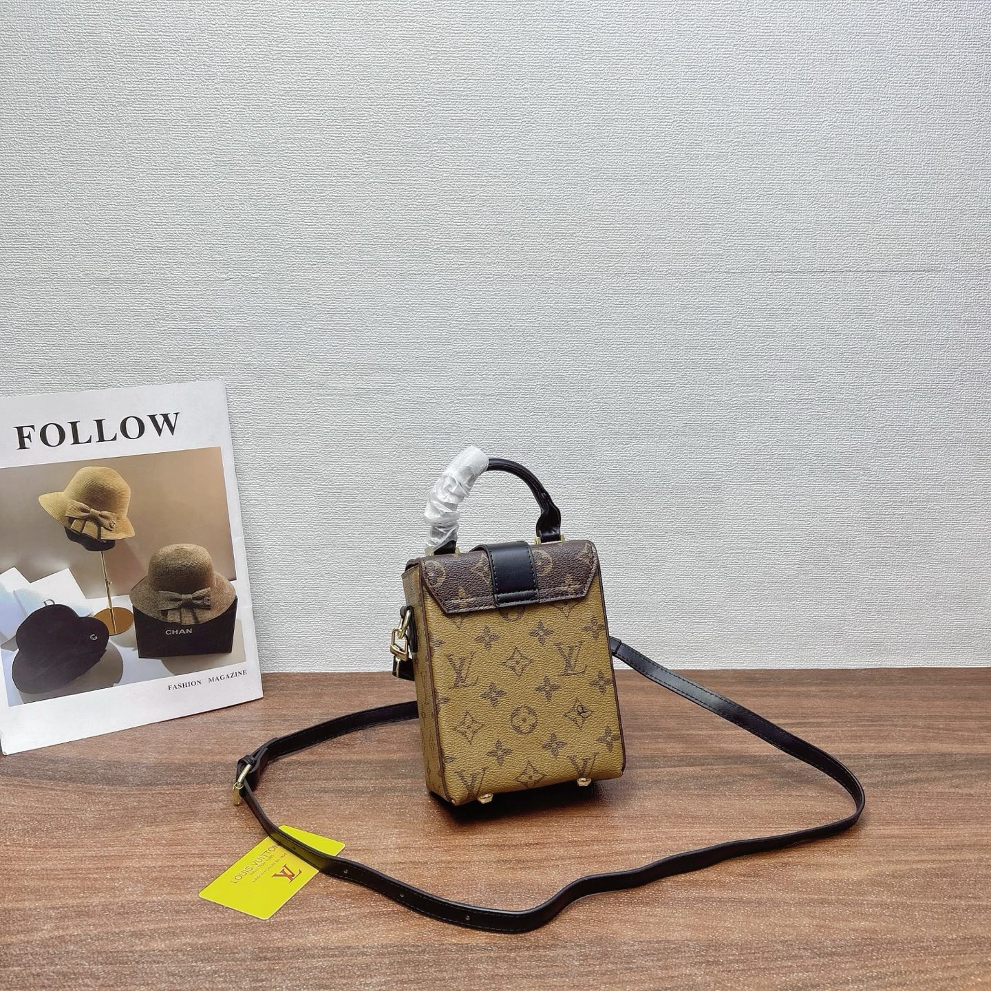 P200
三件套 LV
锁头包+手机包+钱包3件套组合

尺寸：大21x16cm，中13x16cm，小12x10cm.