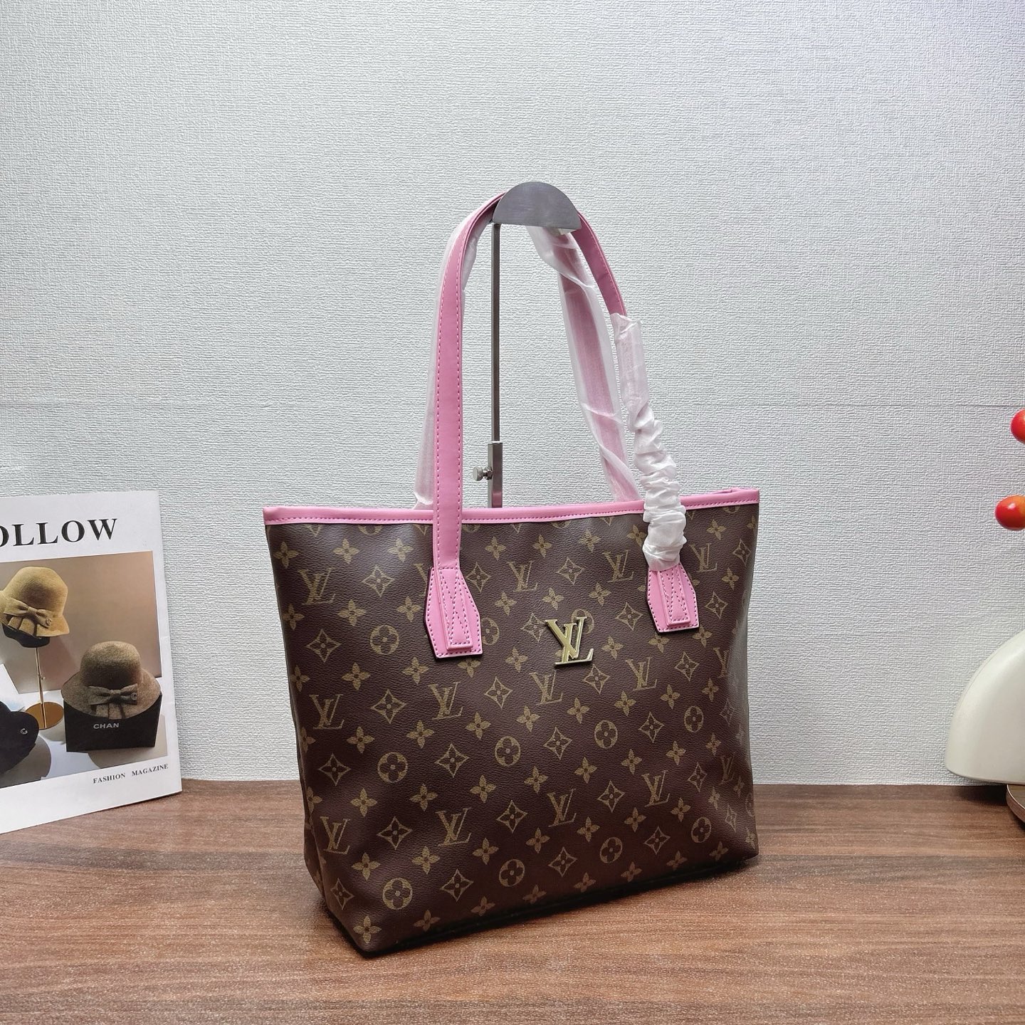 P160
三件套 Lv
购物袋+链条斜挎包+钱包 3件套组合

尺寸：大42x29cm，中20x12cm，小14x8cm.