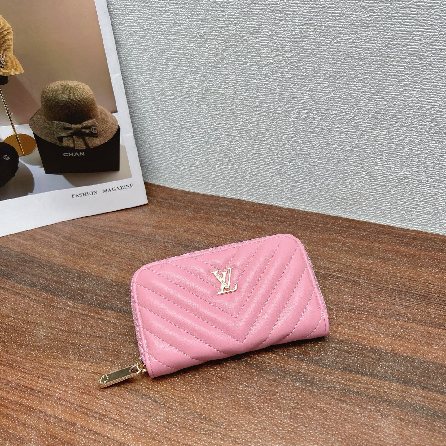 P160
三件套 Lv
购物袋+链条斜挎包+钱包 3件套组合

尺寸：大42x29cm，中20x12cm，小14x8cm.