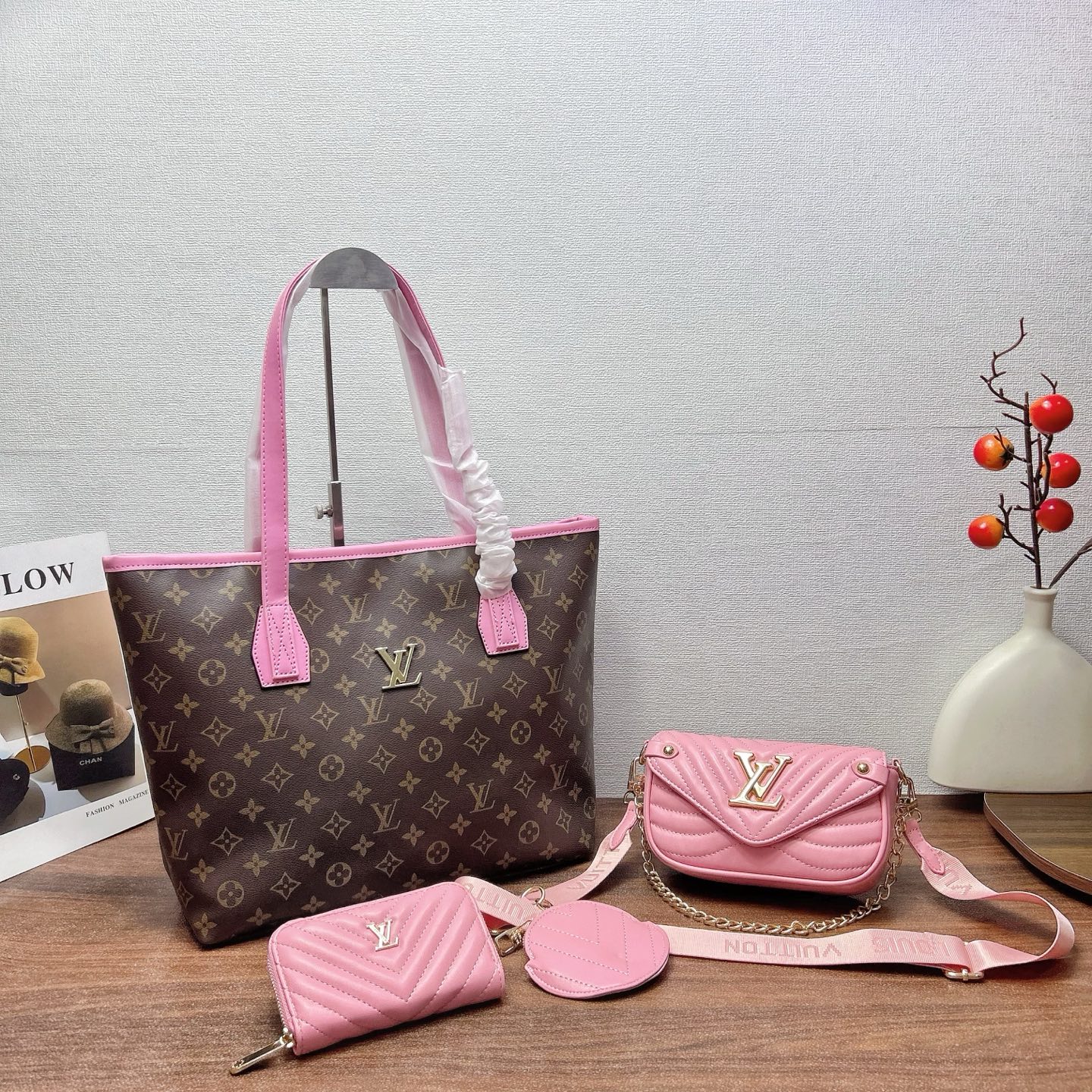 P160
三件套 Lv
购物袋+链条斜挎包+钱包 3件套组合

尺寸：大42x29cm，中20x12cm，小14x8cm.