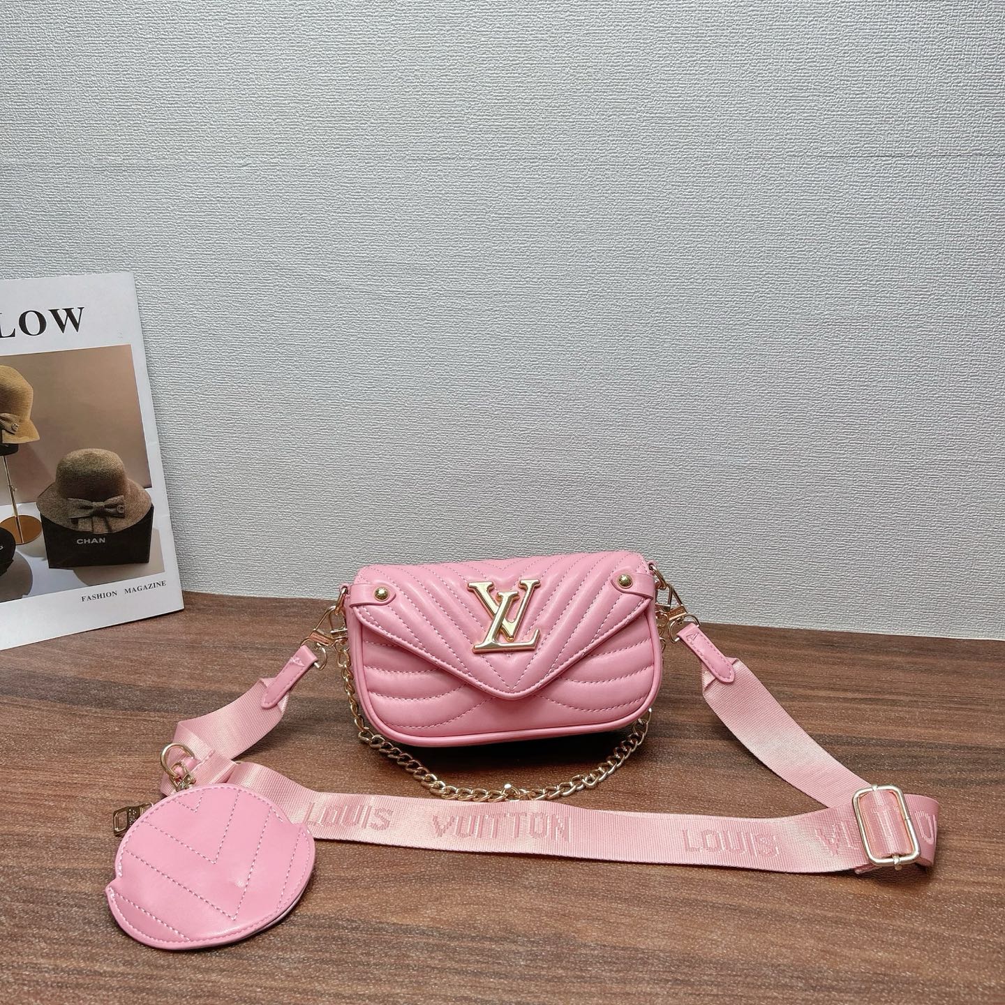 P160
三件套 Lv
购物袋+链条斜挎包+钱包 3件套组合

尺寸：大42x29cm，中20x12cm，小14x8cm.
