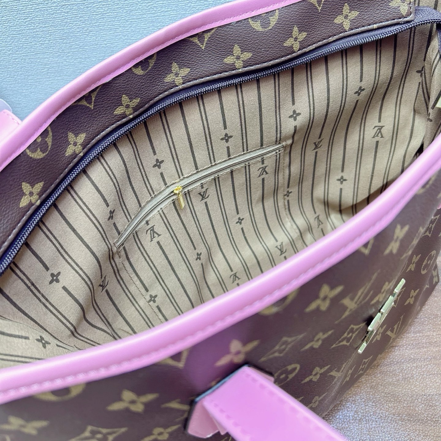 P160
三件套 Lv
购物袋+链条斜挎包+钱包 3件套组合

尺寸：大42x29cm，中20x12cm，小14x8cm.