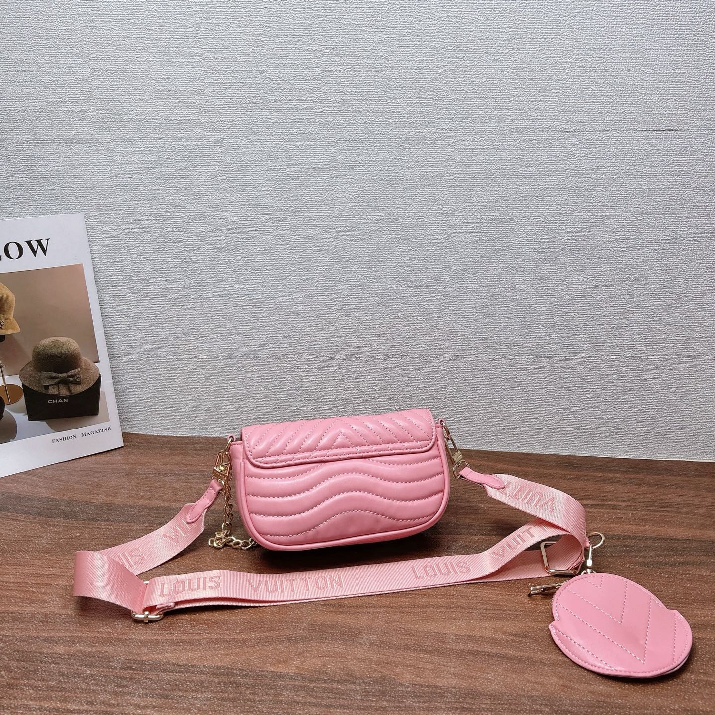 P160
三件套 Lv
购物袋+链条斜挎包+钱包 3件套组合

尺寸：大42x29cm，中20x12cm，小14x8cm.